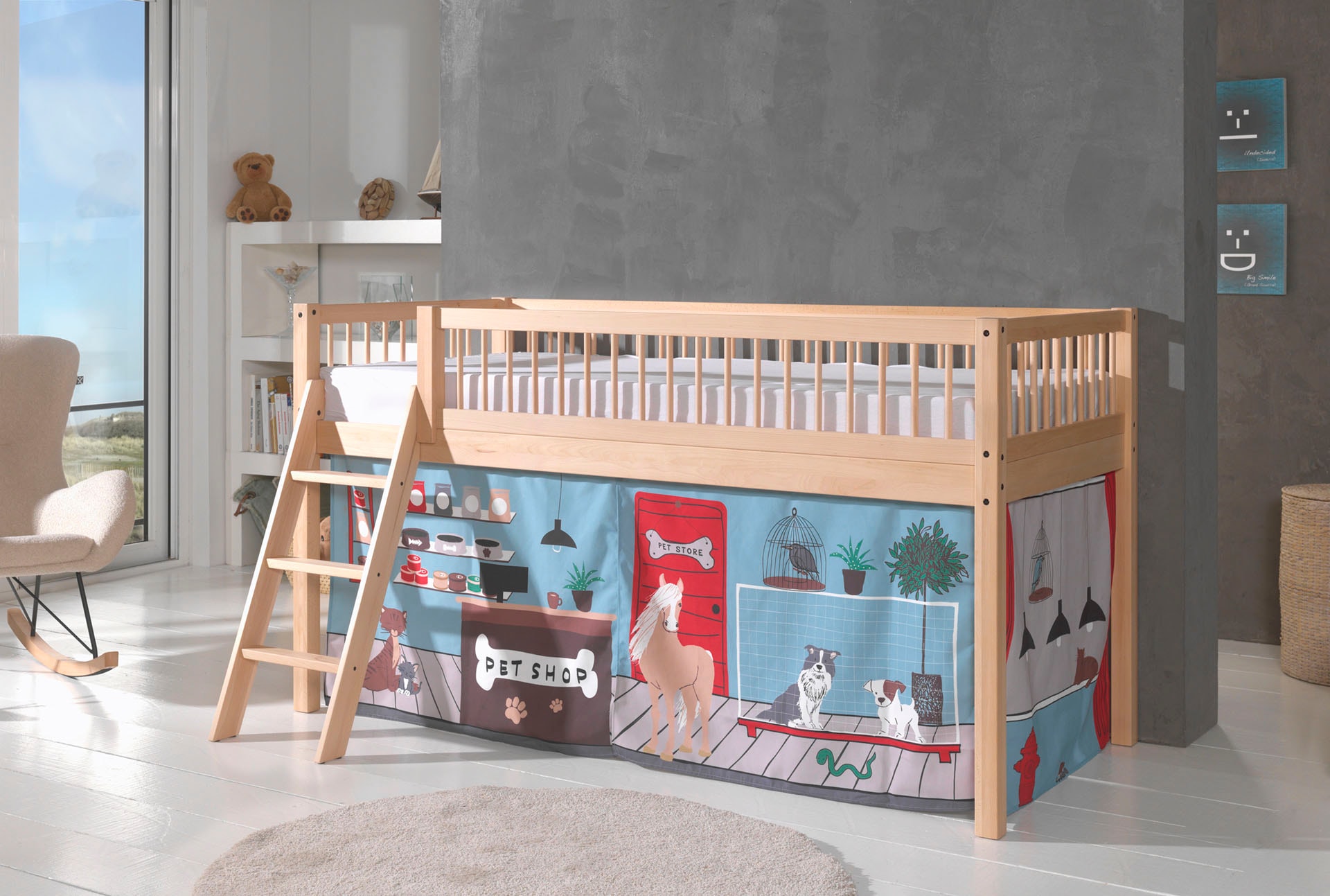 Vipack Lit de jeu »Forrest, Absturzschutz mit Sprossen-Optik, Pfostenstärken ca. 50x50mm« Hêtre laqué naturel, construction stable et de qualité, avec sommier à lattes,  90/200 cm, incl. set de rideaux 3 pièces, aire de jeu sous le lit