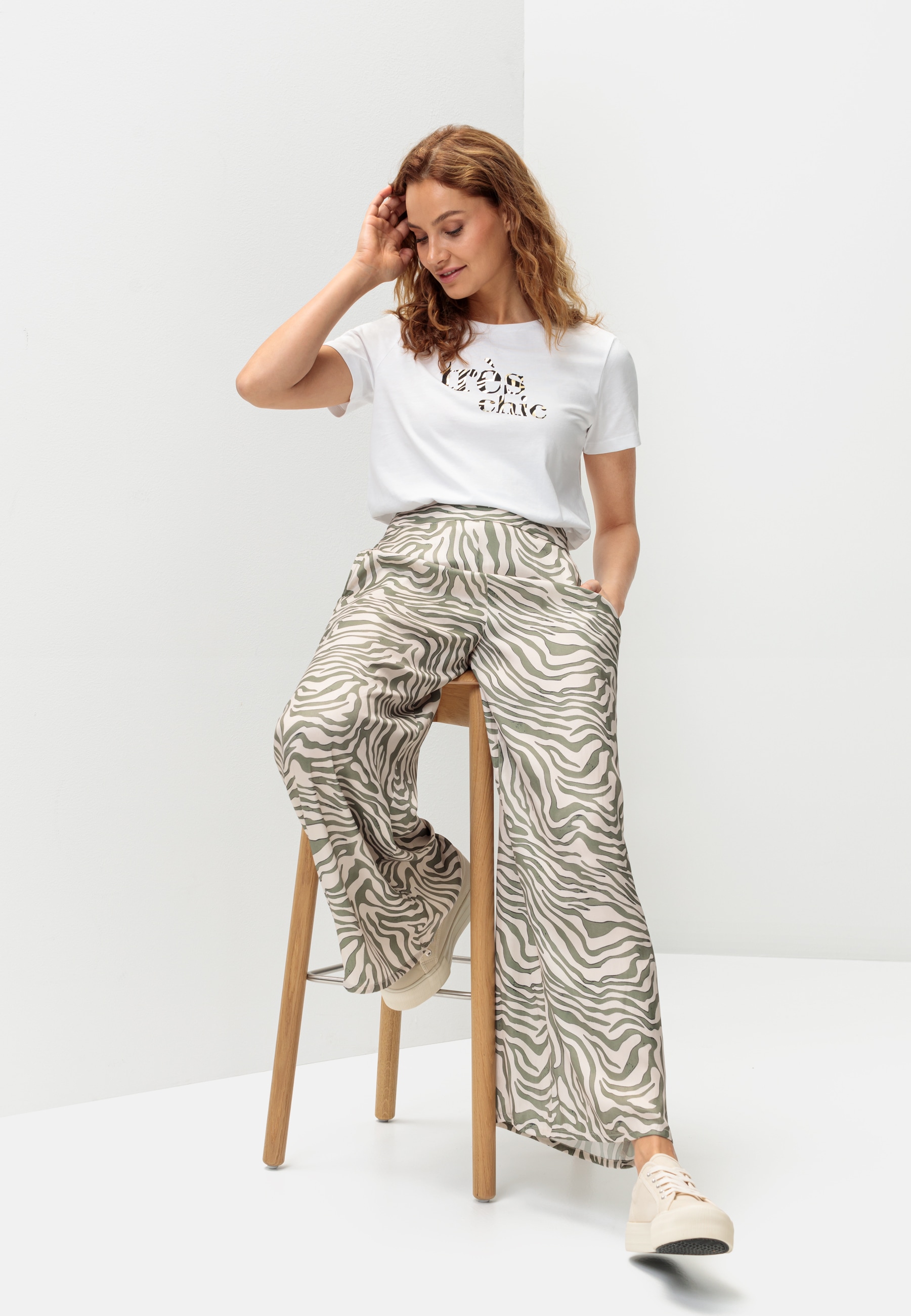 LASCANA Webhose  aus Satin mit Animaldruck, luftige Stoffhose mit Taschen, Strandhose