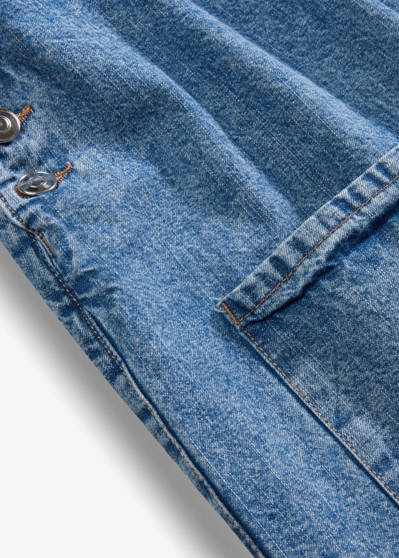 bonprix Robe en jean coupe trapèze, en coton, avec deux poches plaquées