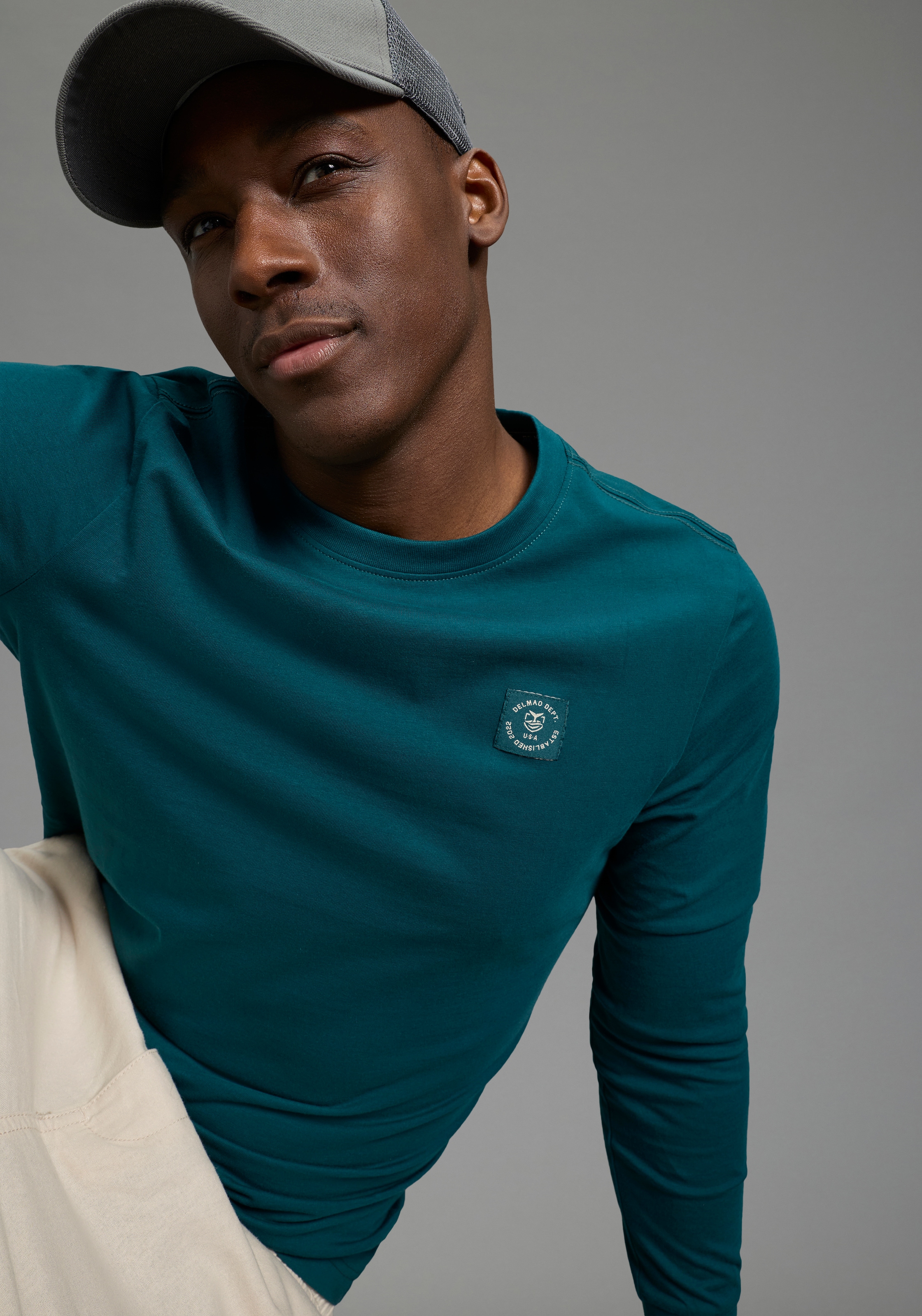 DELMAO Shirt à col rond mit Markenlabel