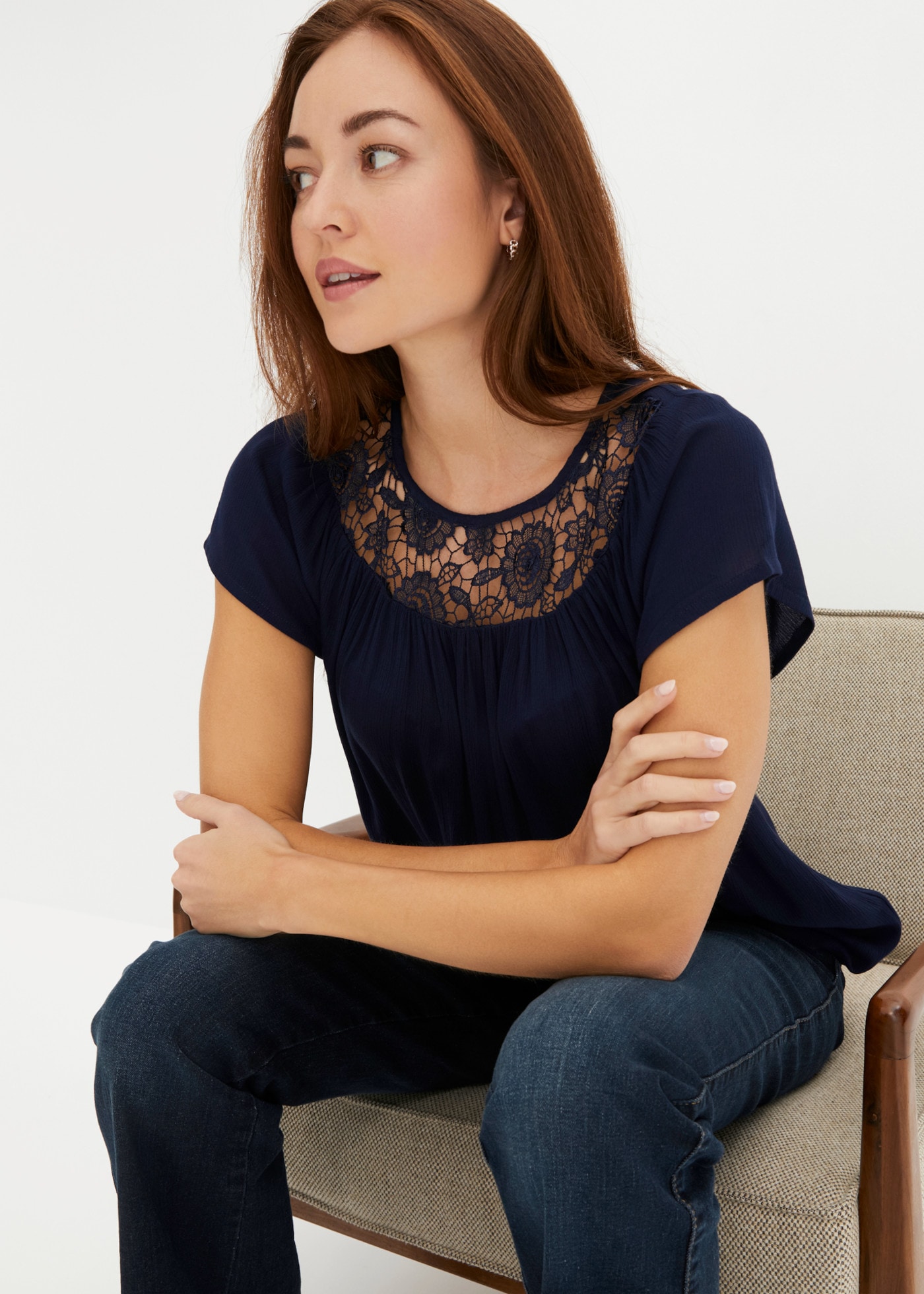 bonprix Blouse à manches courtes »Bluse aus reiner Viskose« coupe confortable, crêpe en viscose, avec superbe insert en dentelle