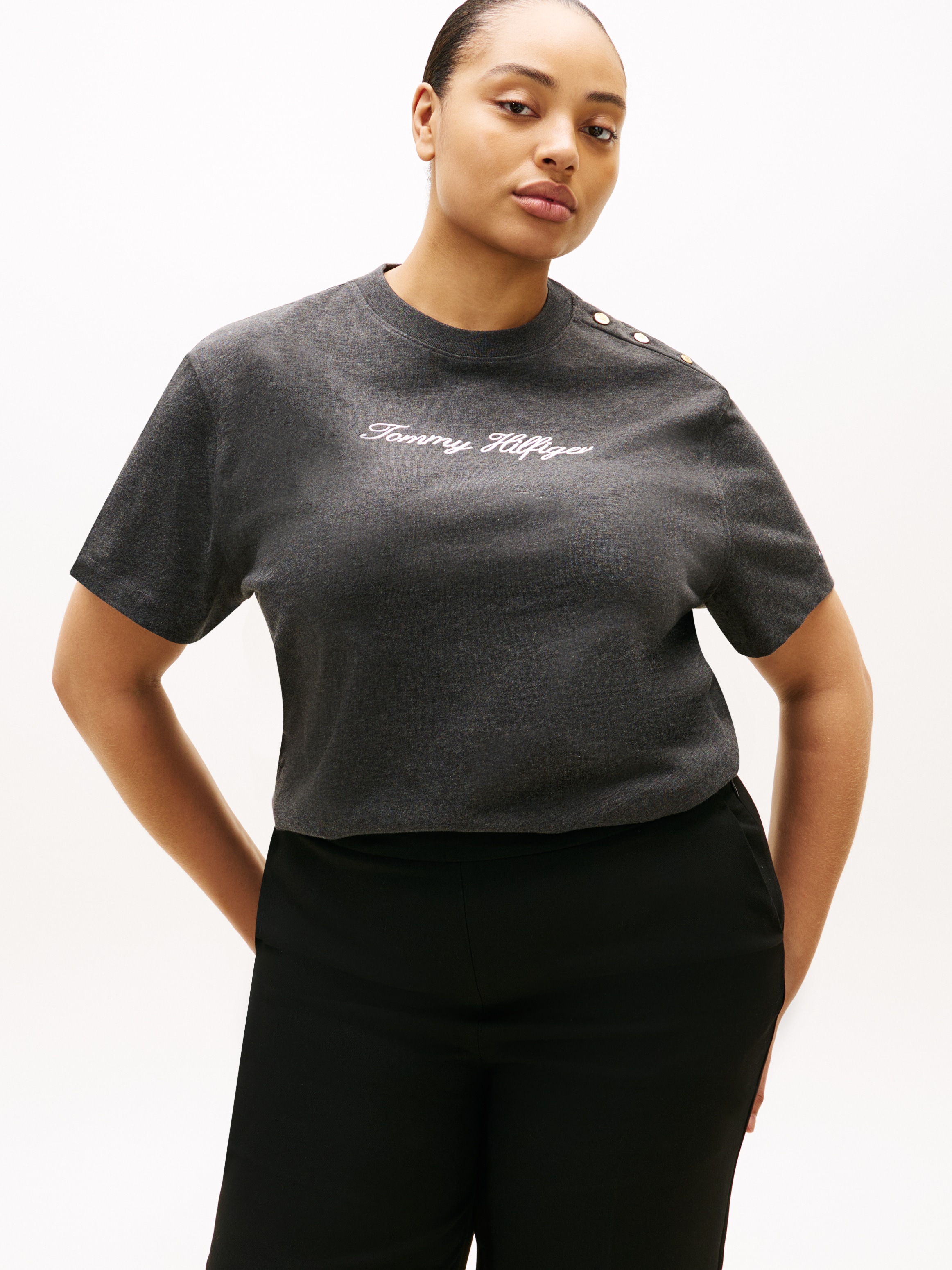 Tommy Hilfiger Curve Kurzarmshirt »CRV GOLD BTN SCRIPT MDRN SS TEE« in grossen Grössen, mit goldfarbenen Knöpfen