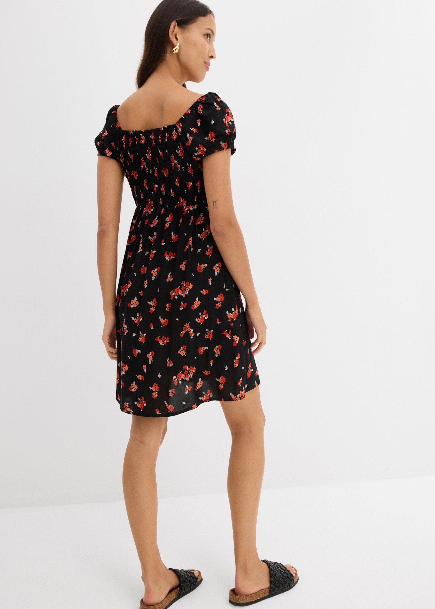 bonprix Mini-robe style élégant, coupe ajustée, avec détails smockés, en viscose
