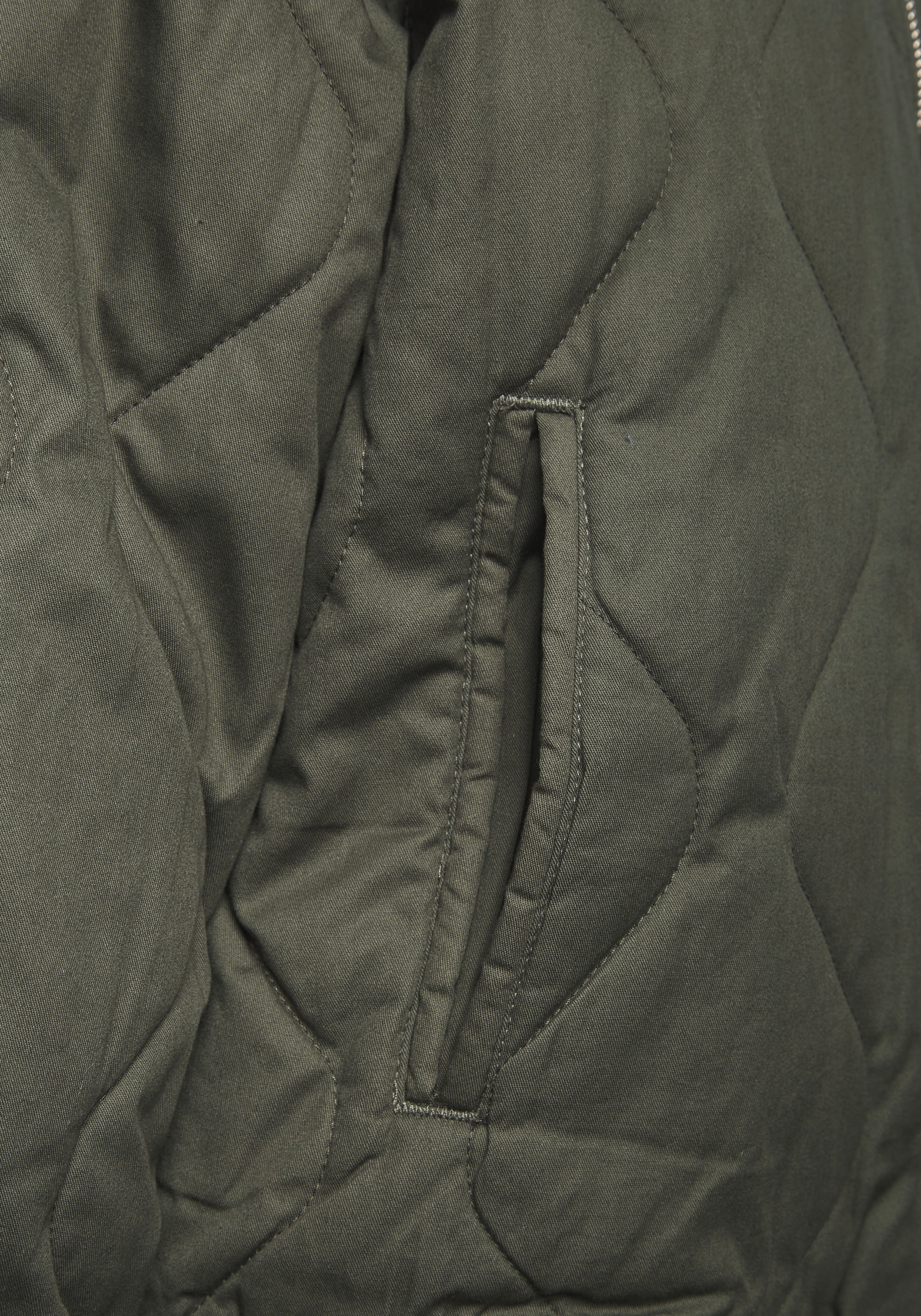 LASCANA Veste matelassée in modischer Optik mit Taschen, Bomber-Design