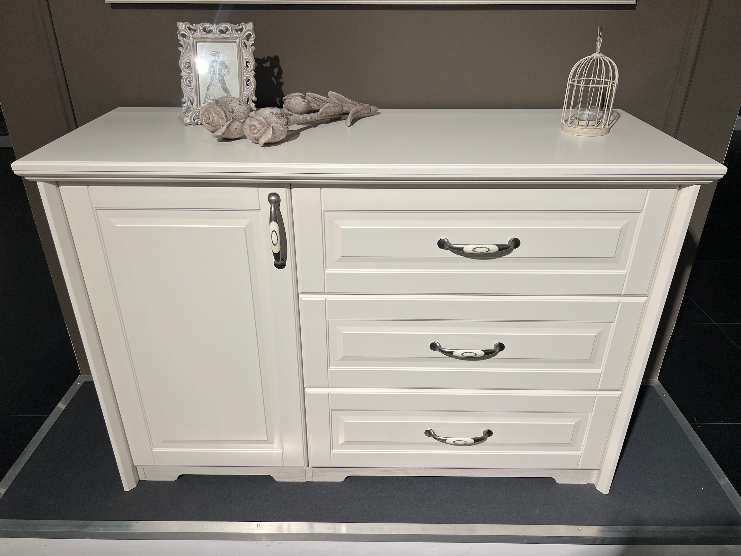 GOODproduct Kombikommode »Evergreen, Masse: B/T/H 131/48/88cm, Soft-Close-Funktion« 1-türig und 3 Schubladen,  im klassischen Landhausstil,FSC-zertifiziert,hochwertige UV Lackierung
