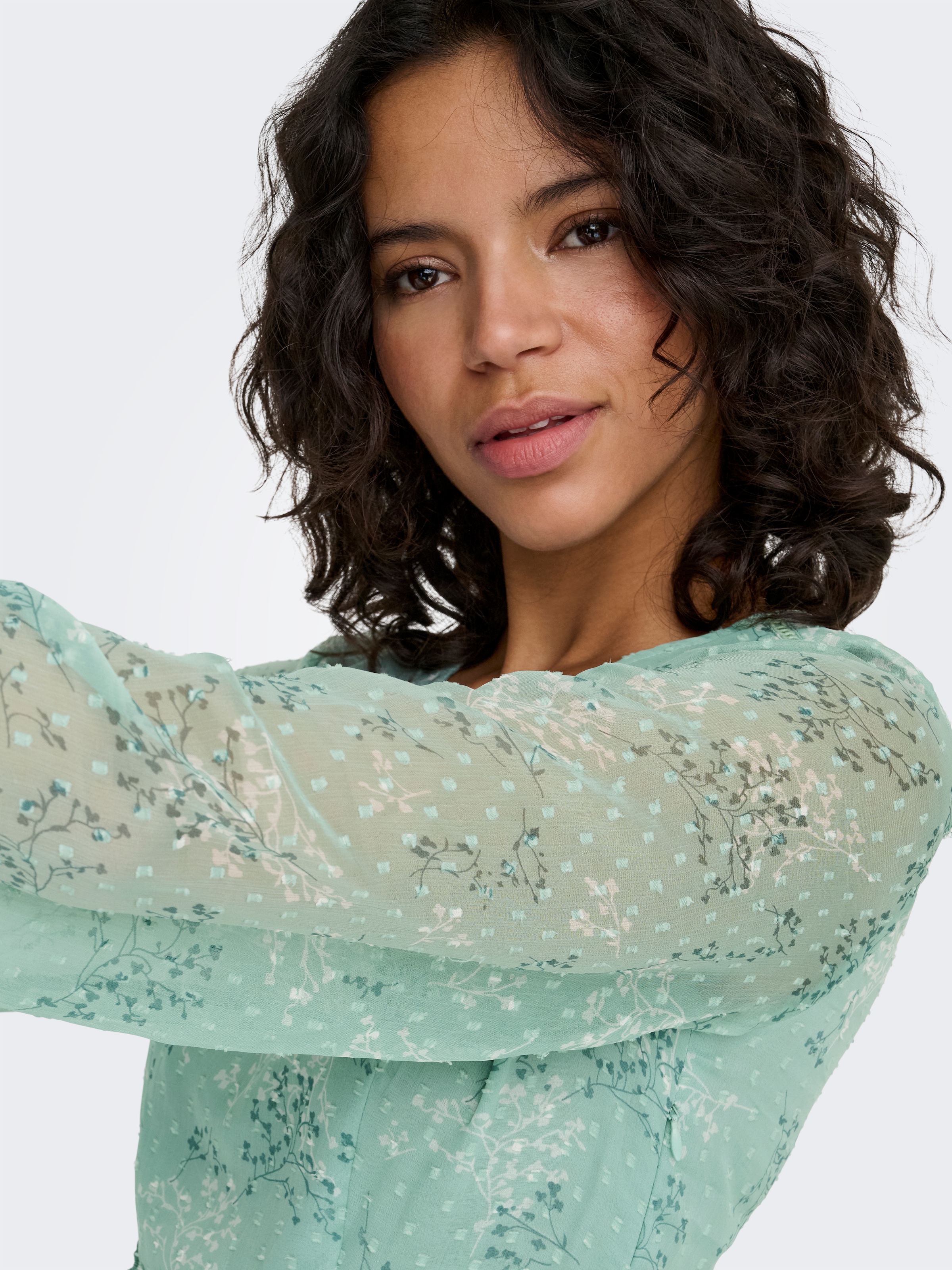 ONLY Robe en mousseline de soie »ONLTESSA-CERA ELIZA L/S DRESS WVN CS« fibre synthétique, coupe régulière, col en V