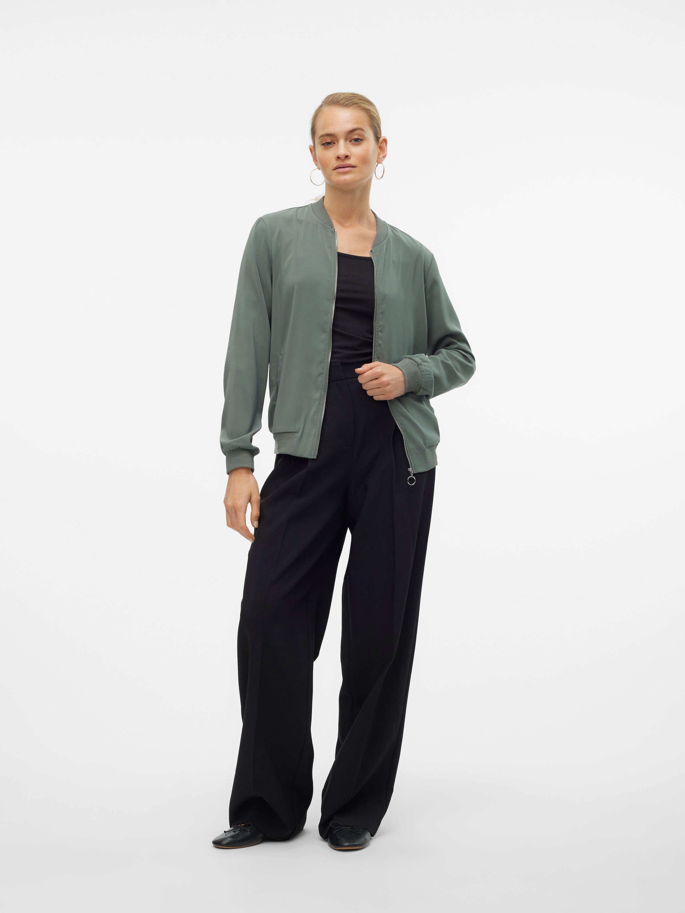 Vero Moda Veste courte »VMCONNY, leichte Jacke für den Übergang« seitliche Eingrifftaschen, Rippbündchen