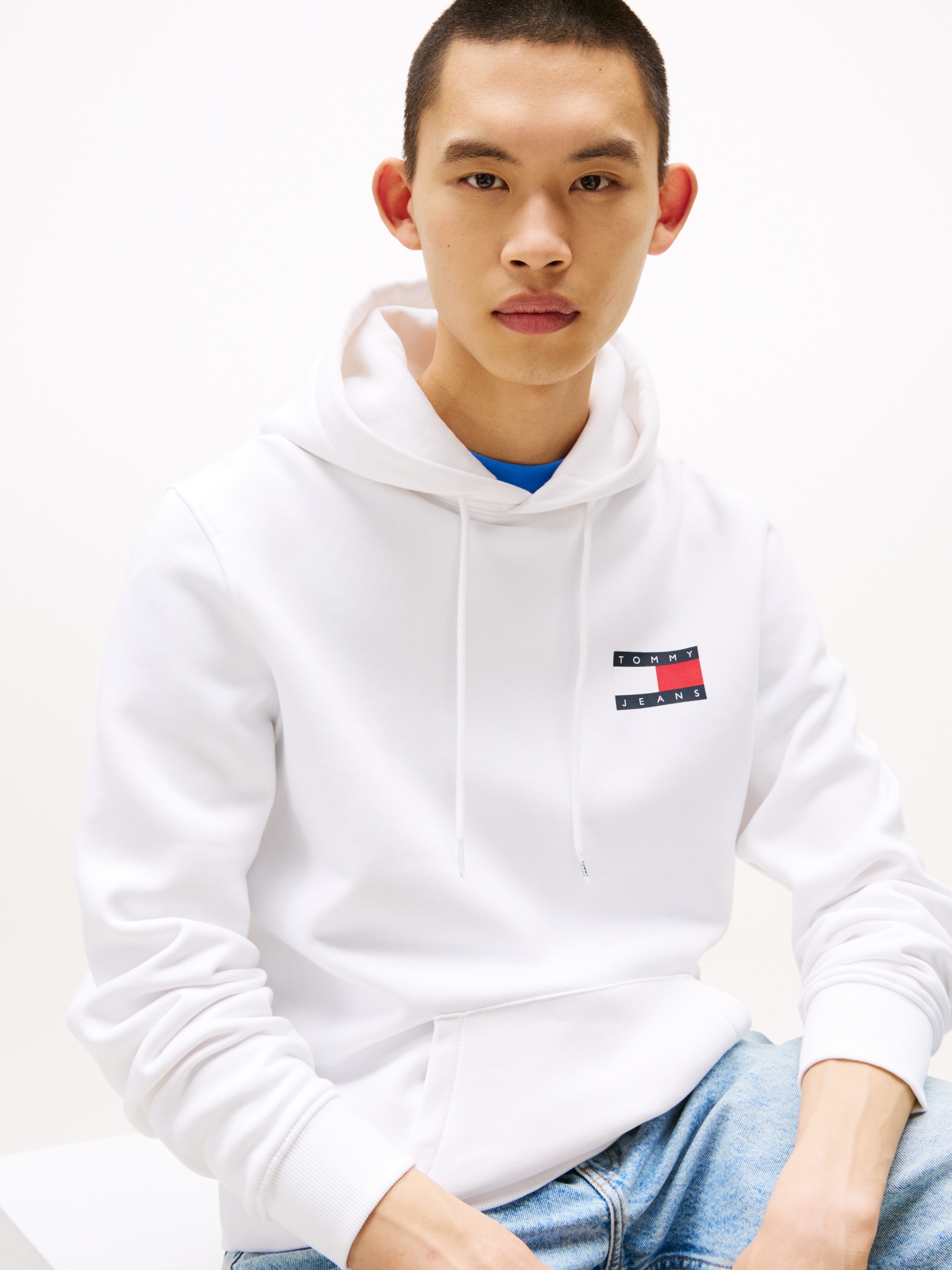 Tommy Jeans Sweatshirt »TJM REG ESSENTIAL FLAG HOOD EXT«, mit bedruckten Markenlogo auf Brusthöhe
