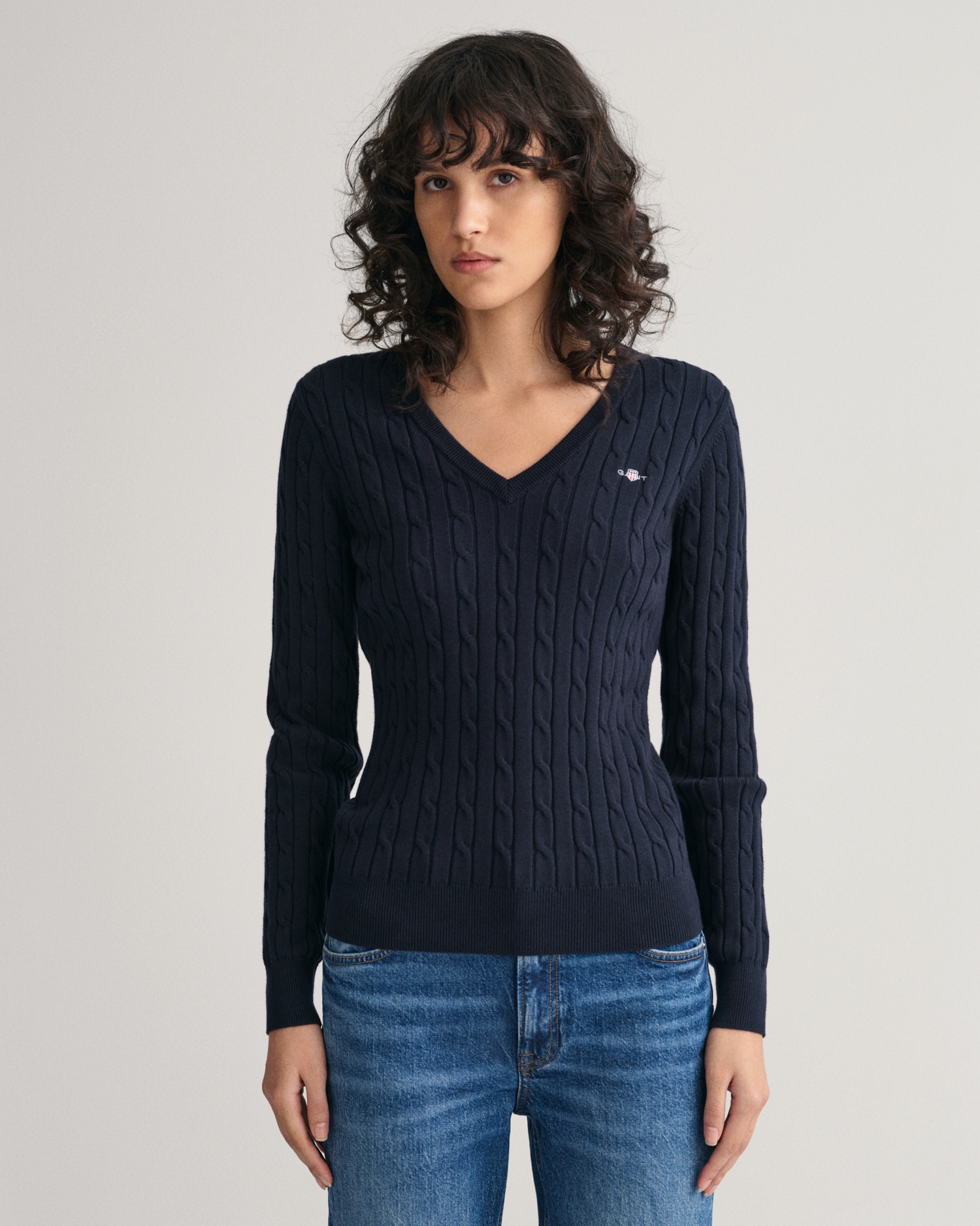 Gant Pull en tricot »STRETCH COTTON CABLE V-NECK« mit Logostickerei auf der Brust