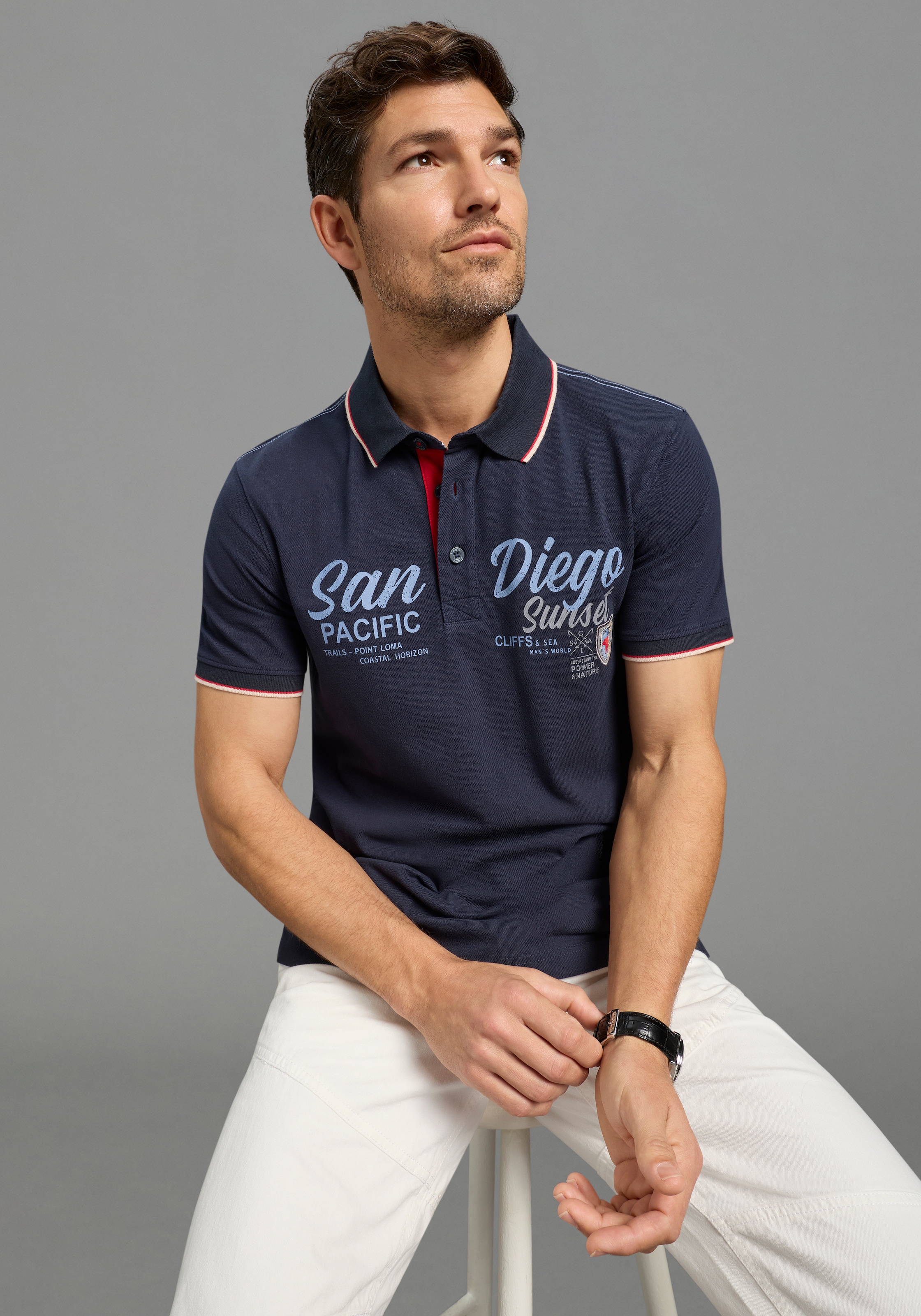 Man's World Polo »Neue Kollektion!« normale Passform, Kurzarm, mit Print und Badge, aus Piqué-Material