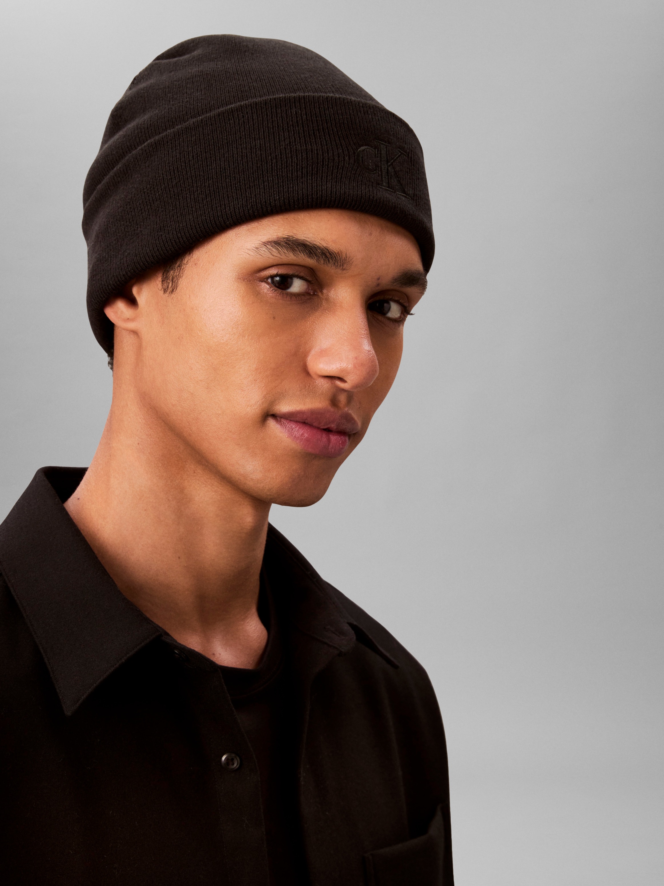 Calvin Klein Bonnet tricoté »CK FINE RIB BEANIE« avec logo de marque
