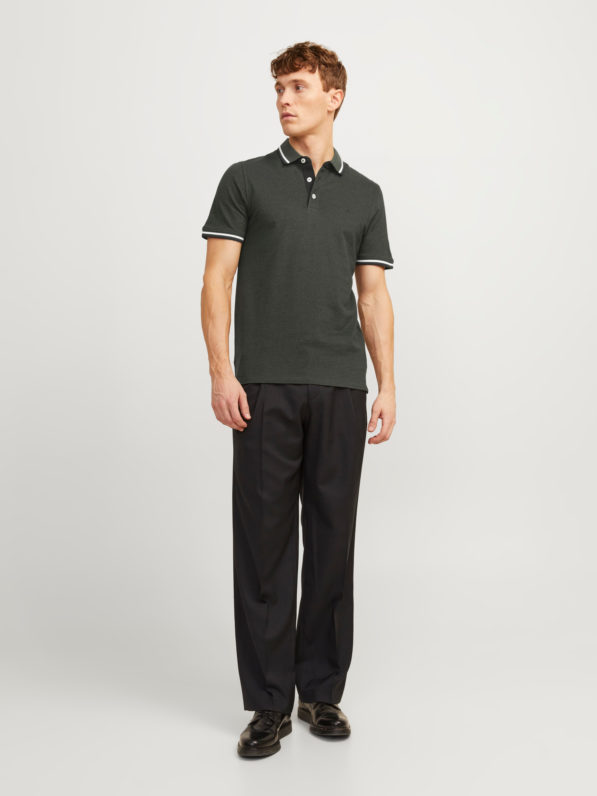 Jack & Jones Poloshirt »JJEPAULOS  Poloshirt mit klassischem Kragen und figurbetonter Form«, Logostickerei, modisch, schmal, Baumwolle, Polokragen
