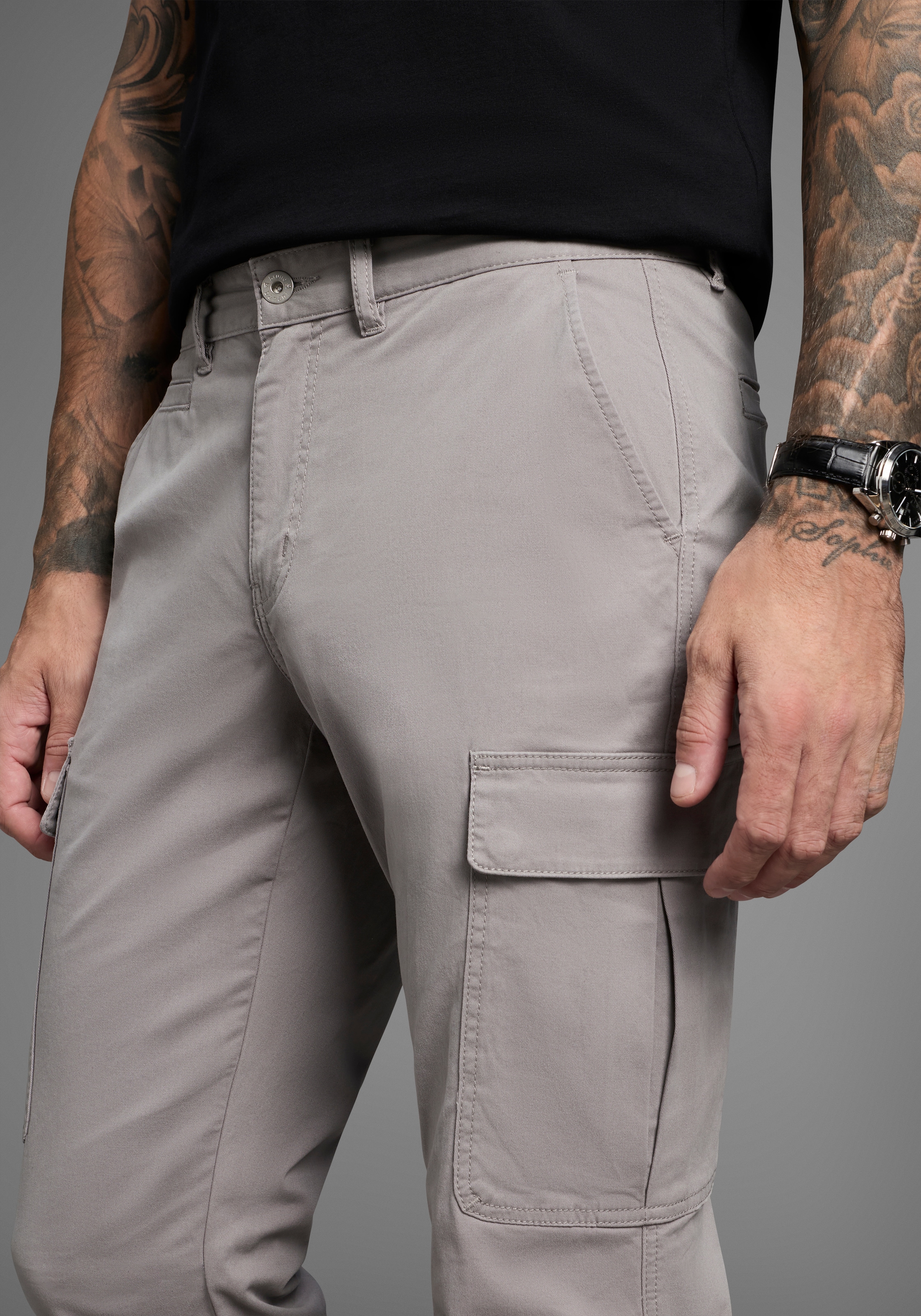 Bruno Banani Cargohose  moderne Passform, eng anliegende Cargotaschen