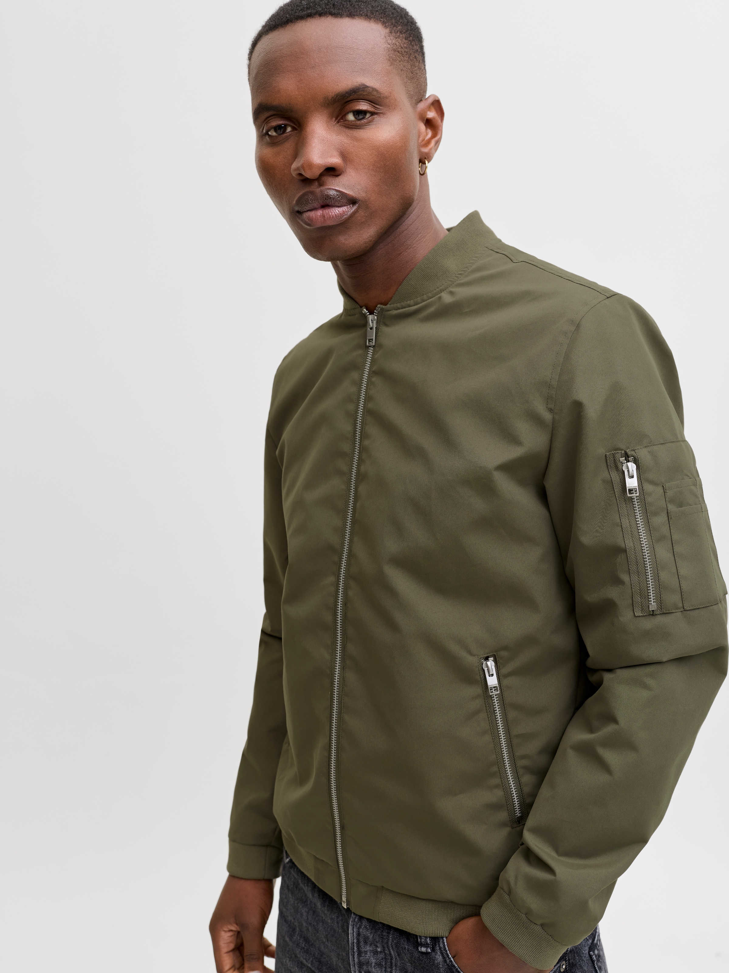 Jack & Jones Blouson »JJERUSH mit Stehkragen und Reissverschlusstaschen« ohne Kapuze unifarben, modisch, regular fit, Polyester