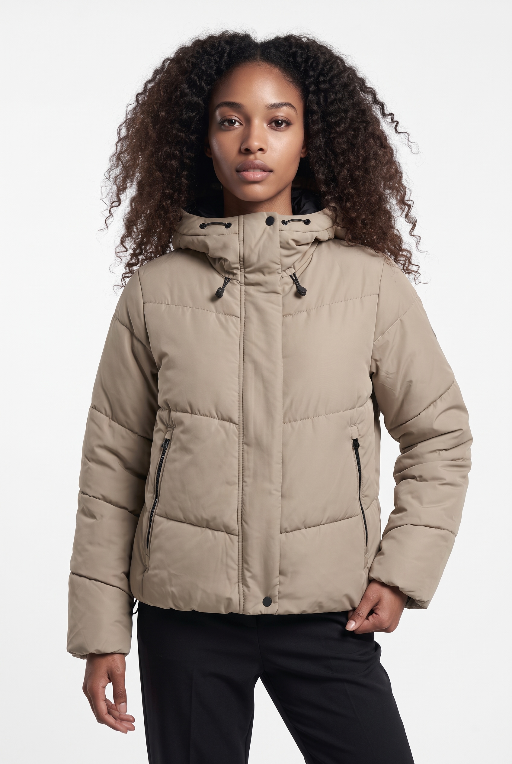 ONLY Veste matelassée »ONLMAGGI LIFE SHORT PUFFER CC OTW« avec capuche fibre synthétique,
