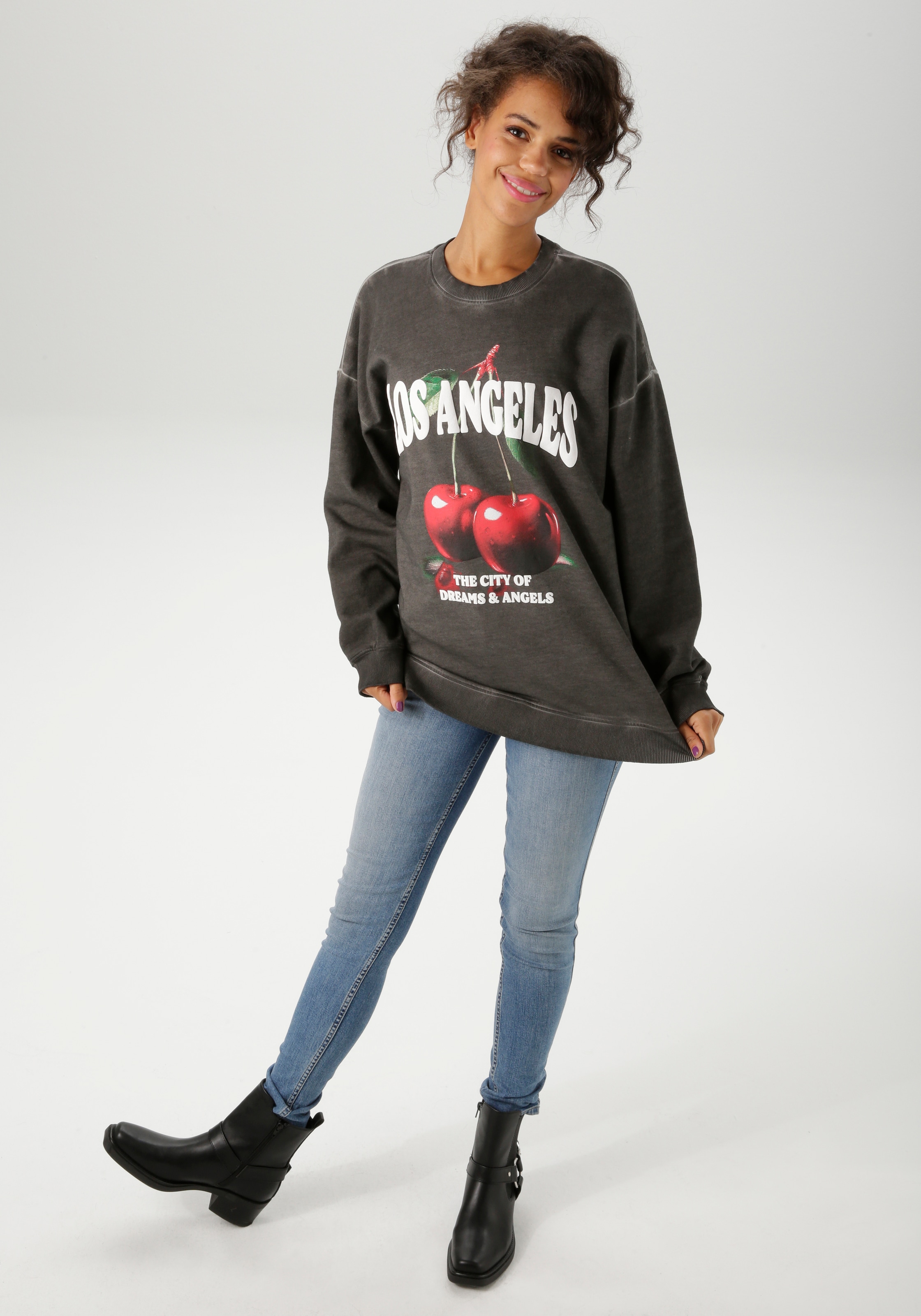 Aniston CASUAL Sweatshirt , mit knackigen Kirschen und Schriftzügen bedruckt - NEUE KOLLEKTION
