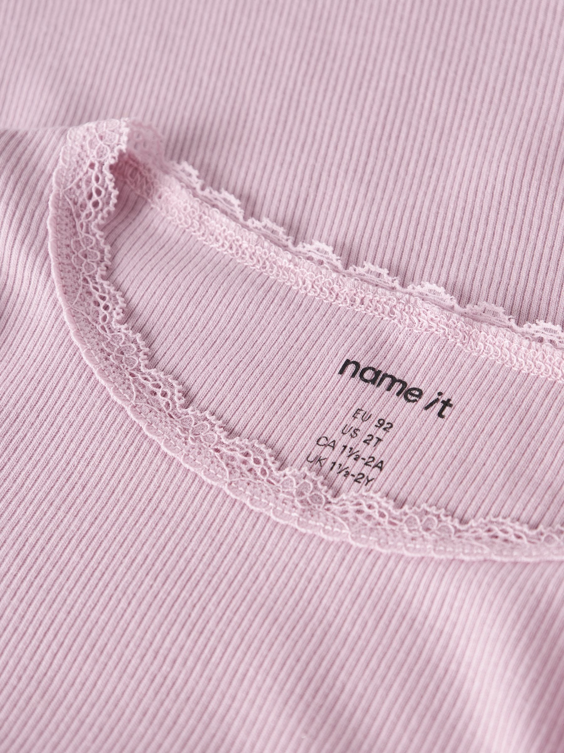 Name It Langarmshirt »NMFKAB LS TOP NOOS« in Feinripp und mit süsser Spitzenkante am Ausschnitt