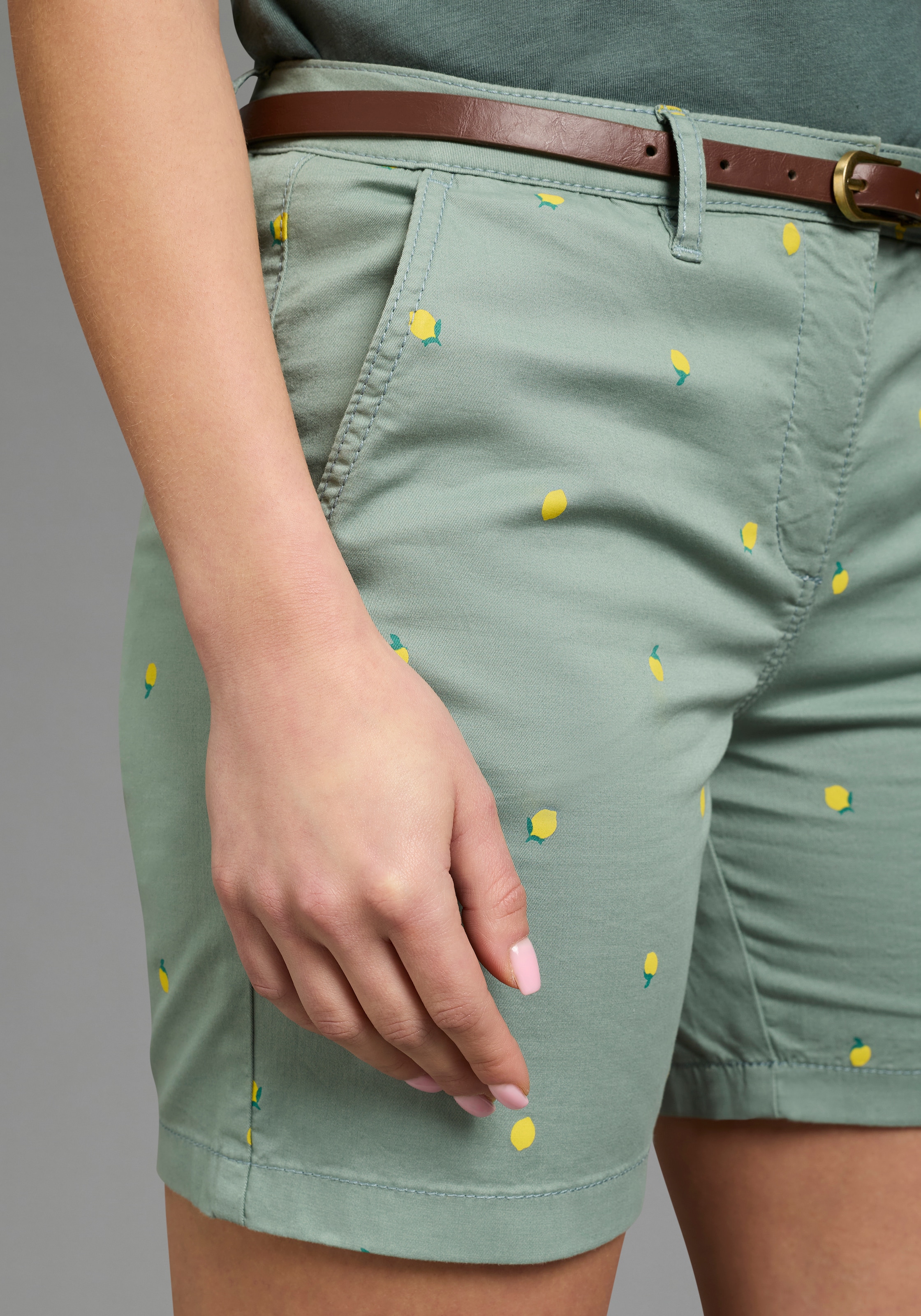 KangaROOS Chinoshorts  mit Zitronen, kurze Hose mit geradem Bein, inklusive Gürtel