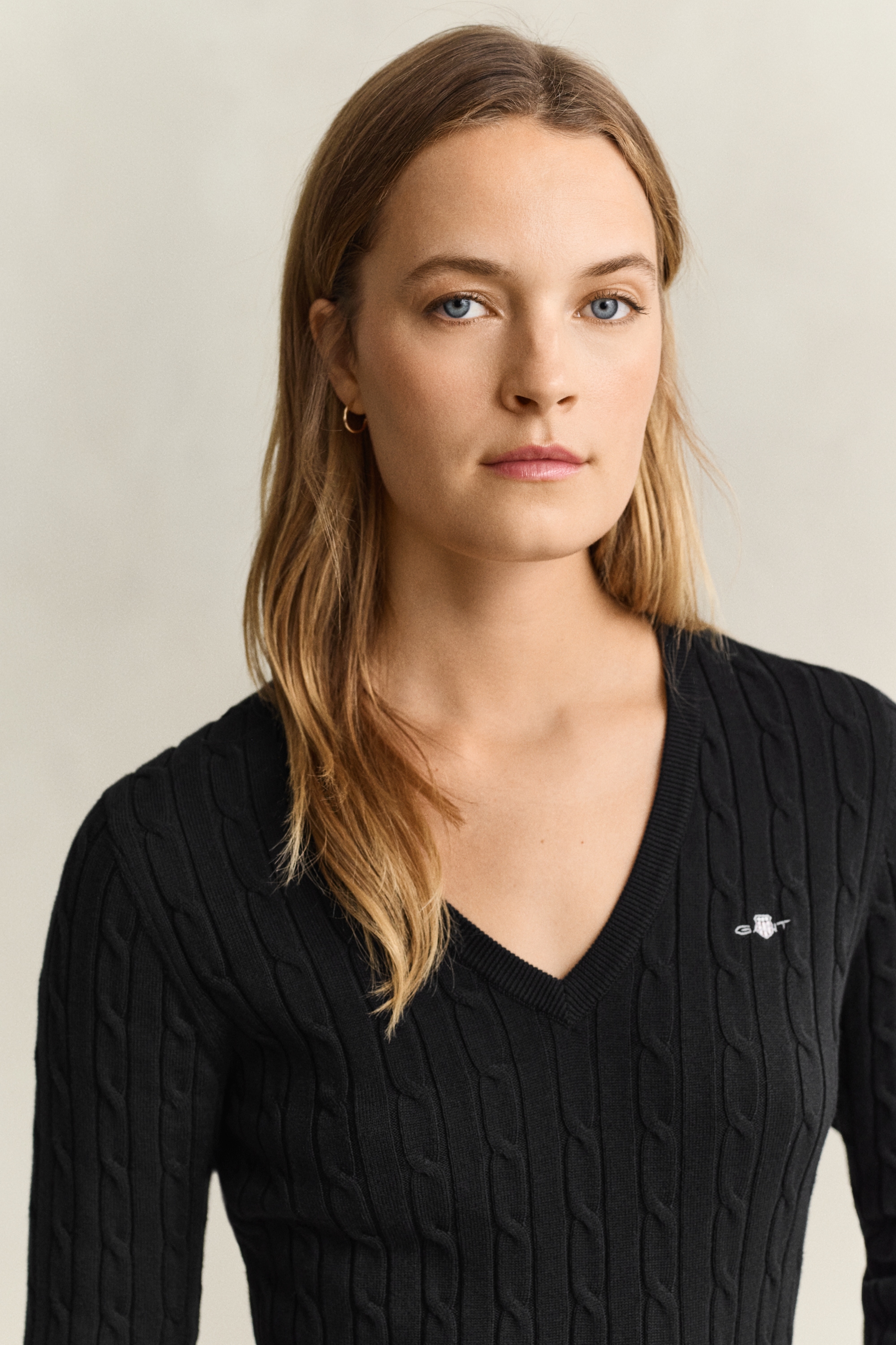 Gant Pull en tricot »STRETCH COTTON CABLE V-NECK« avec broderie du logo sur la poitrine