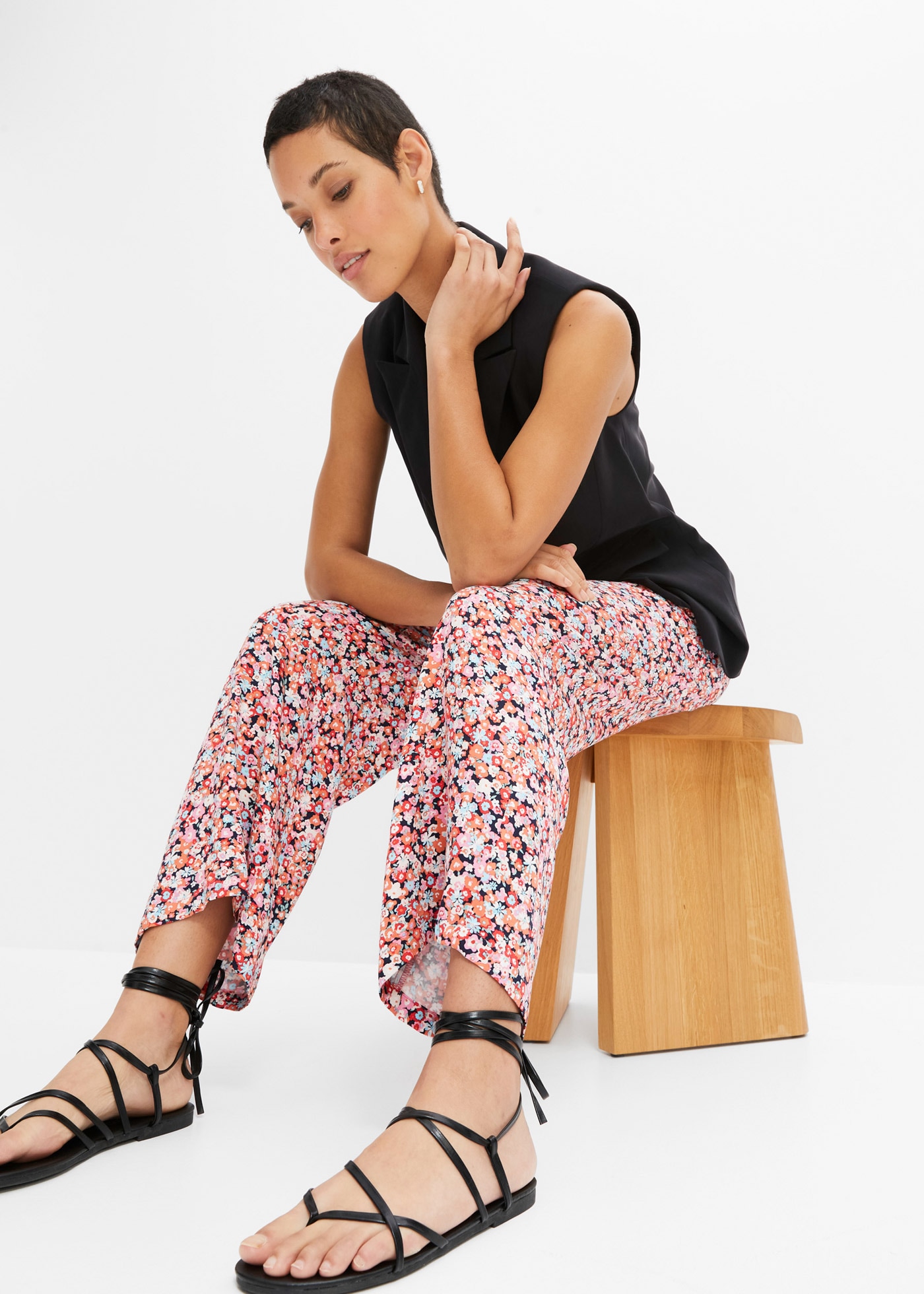 bonprix Pantalon à enfiler  aus Viskose, lockere Passform, femininer Print, moderner Stil