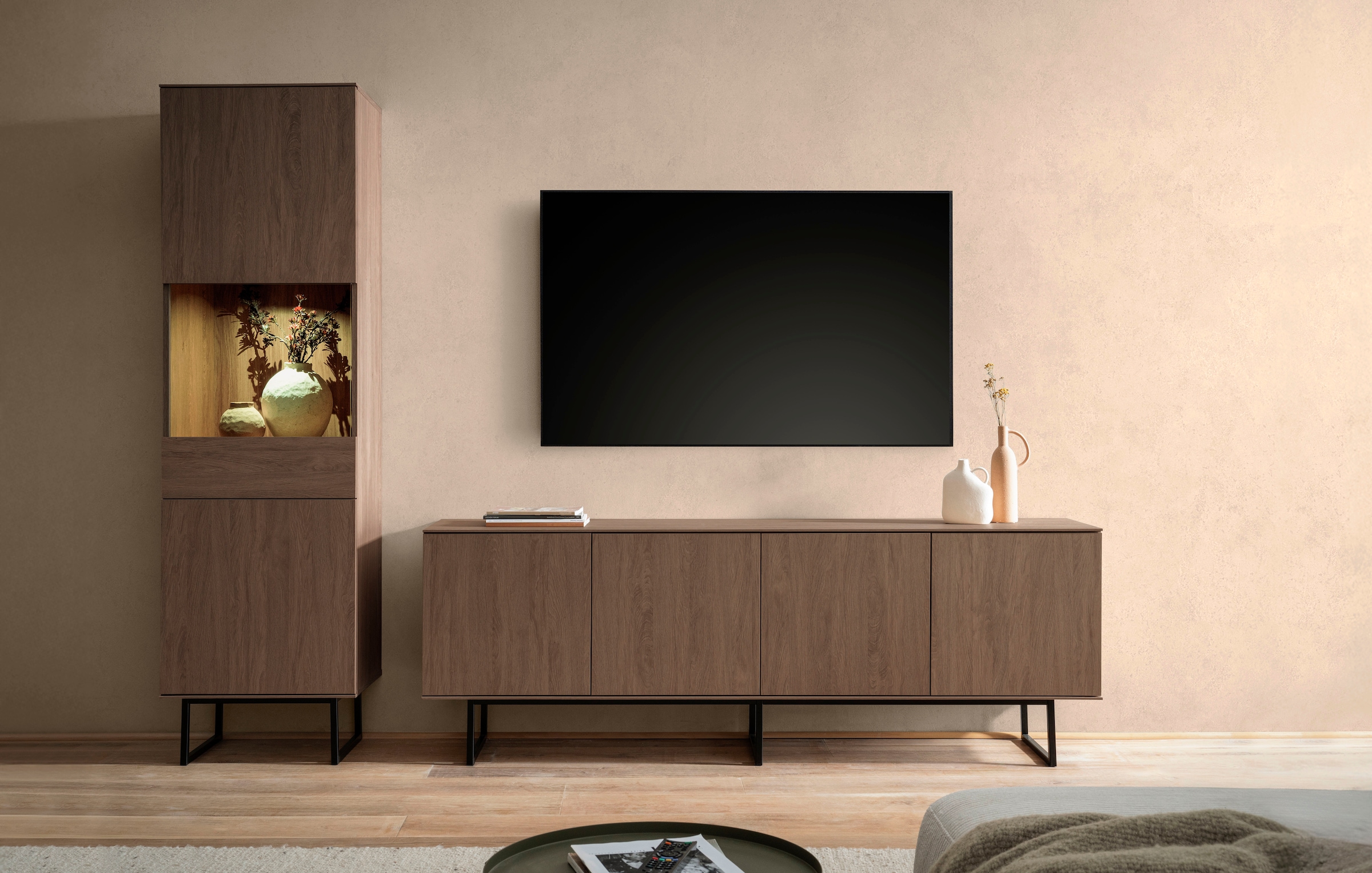 Home affaire Vitrines »Lund, moderner Hochschrank, Glasvitrine mit Kufengestell aus Metall« surface supérieure visuellement fine, aspect haut de gamme, espace de rangement suffisant