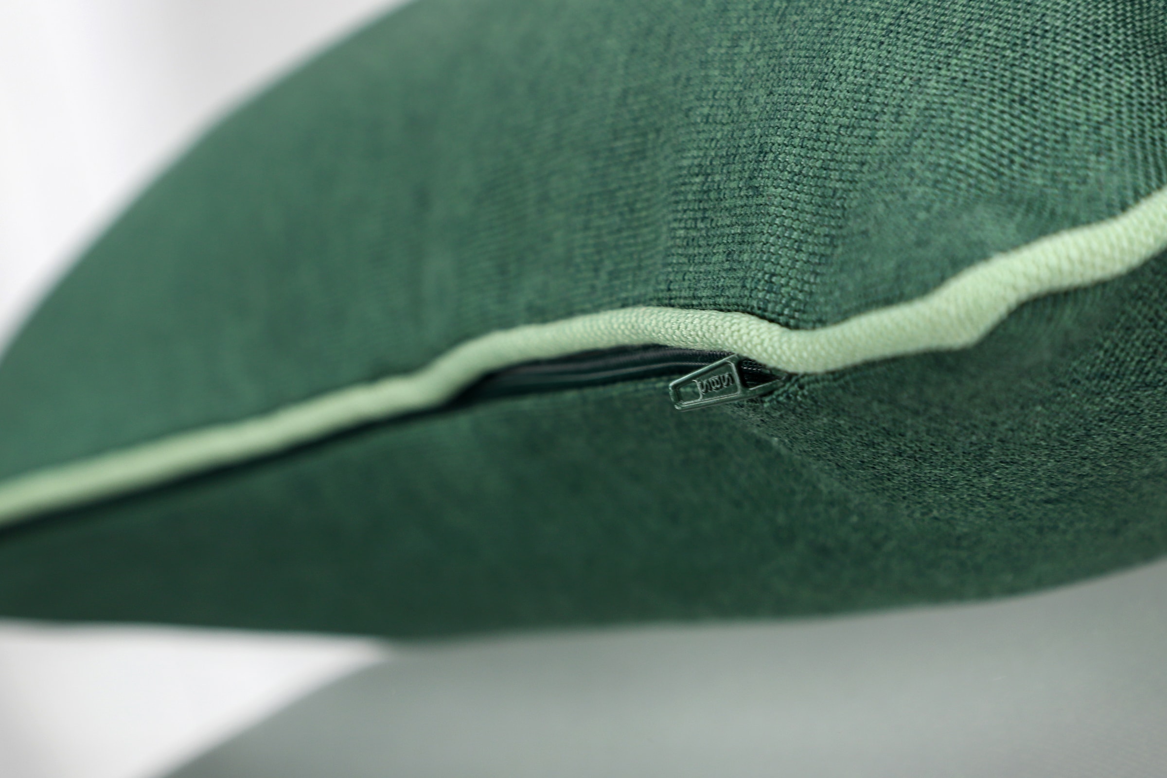 TOM TAILOR HOME Kissenbezug »Meadow« Blickfang mit Blumenstickerei