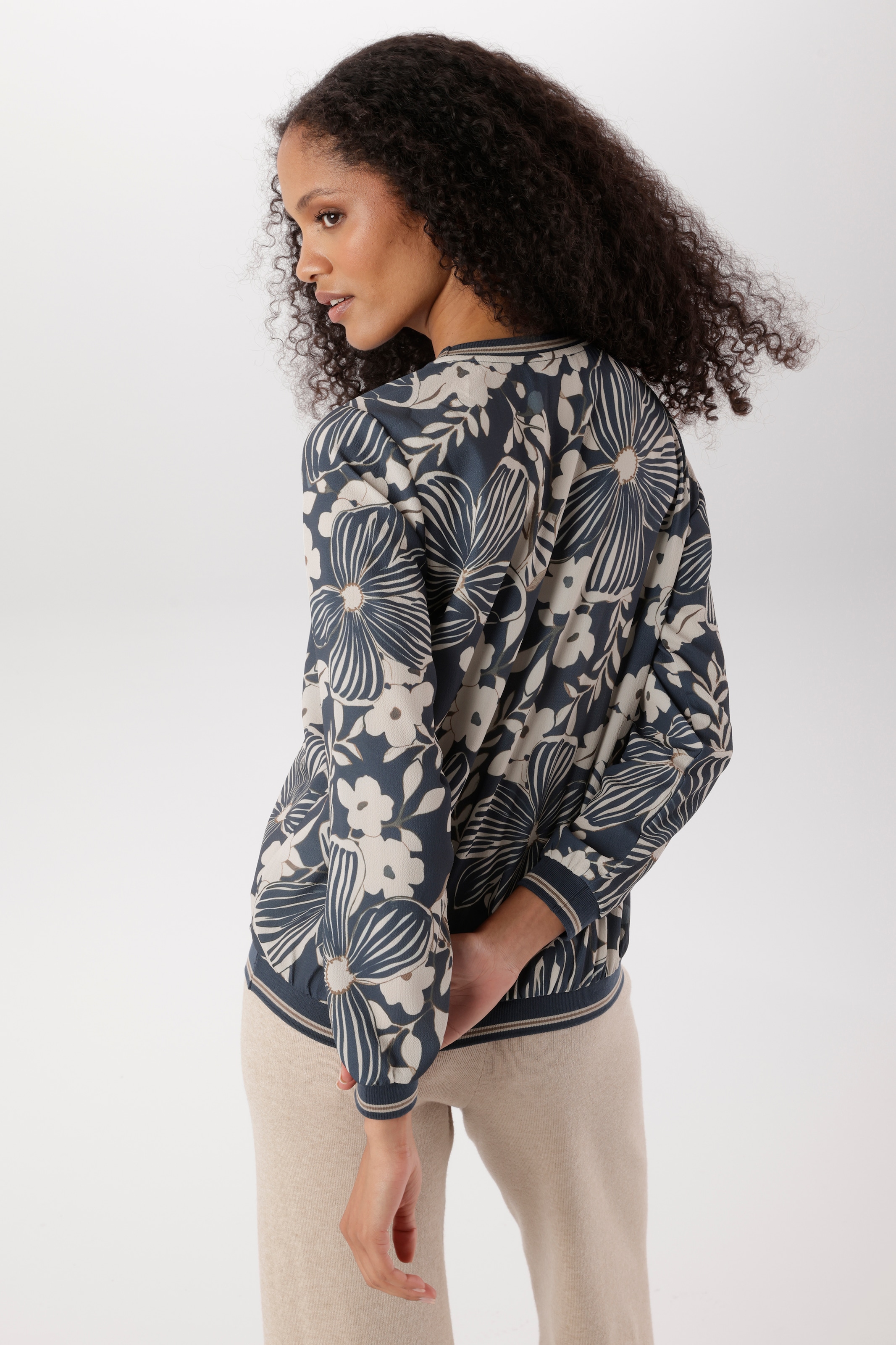 Aniston SELECTED Chemisier à chemise avec bords sportifs et imprimé floral - NOUVELLE COLLECTION