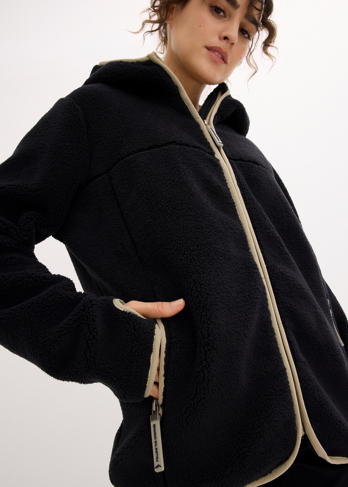 bonprix Veste polaire avec capuche avec capuche, en teddy polaire, coupe décontractée, col montant