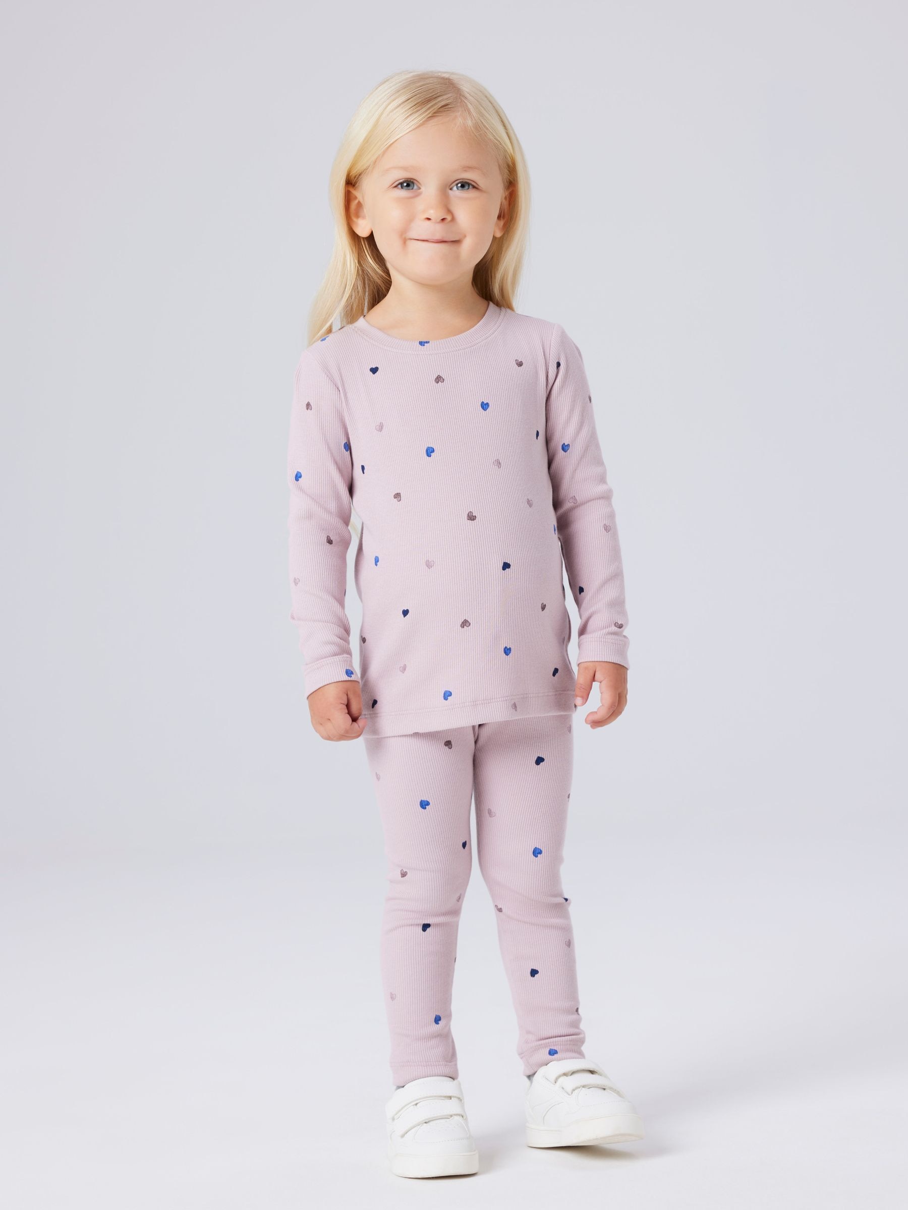 Name It T-shirt à manches longues »NMFNUTTI LS TOP NOOS« mit tollem Herzchen-Alloverprint