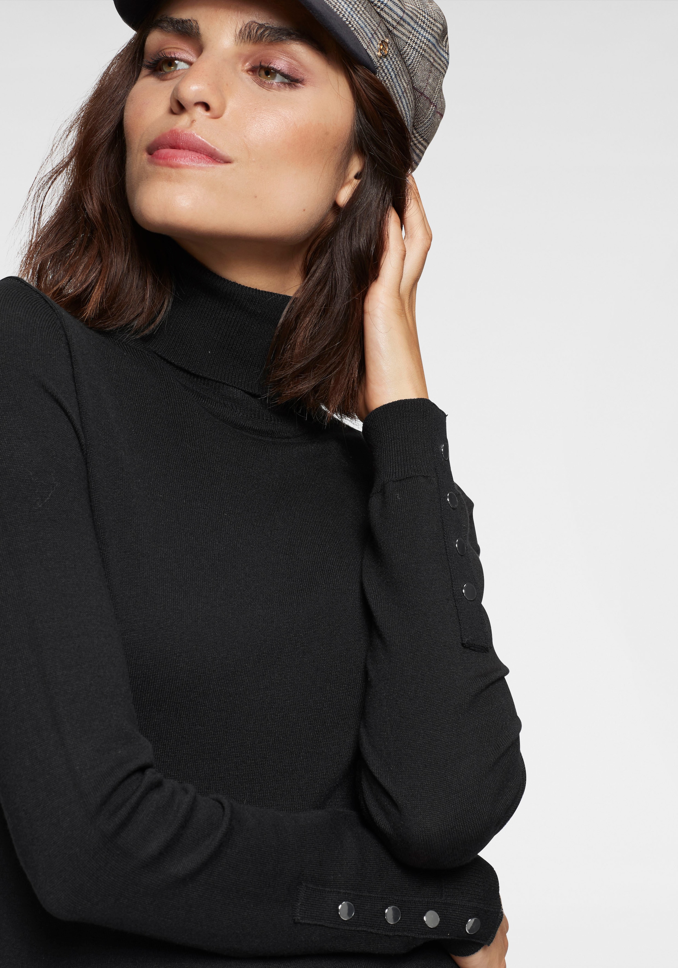 Tamaris Pull à col roulé in enger Form mit Knopfdetails