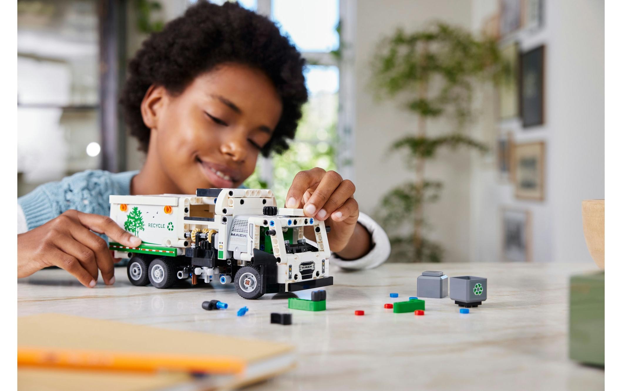 LEGO® Briques de jeu »Mack LR Electric Müllwagen 42167«