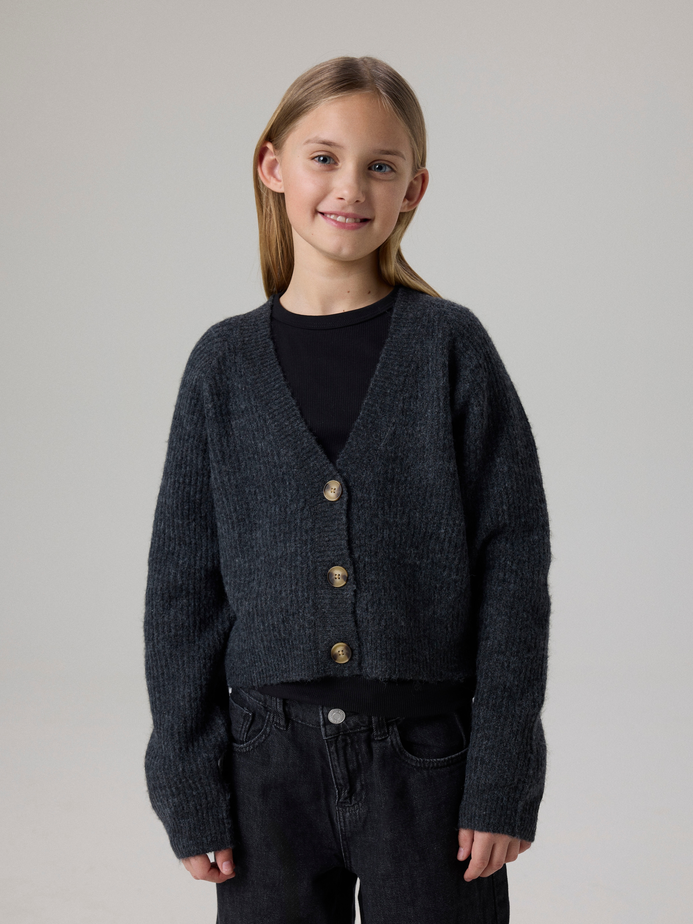 Name It Veste en tricot »NKFHOLLY BOXY SHORT KNIT CARD NOOS« en forme boxy tendance, avec décolleté en V profond, tricot côtelé