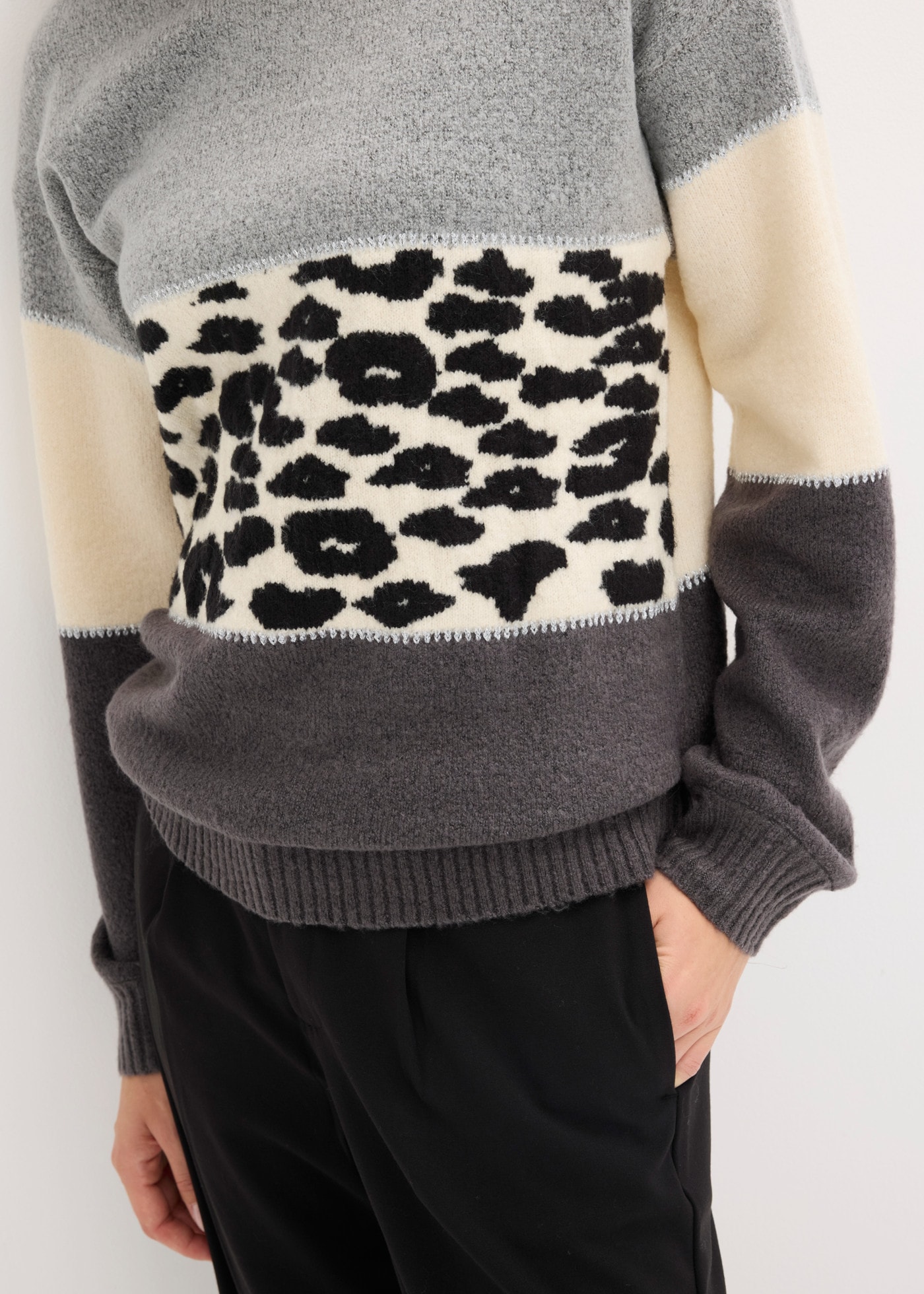 bonprix Pull en tricot »Oversize-Pullover« design à motifs, détails fil pailleté, mélange de matières