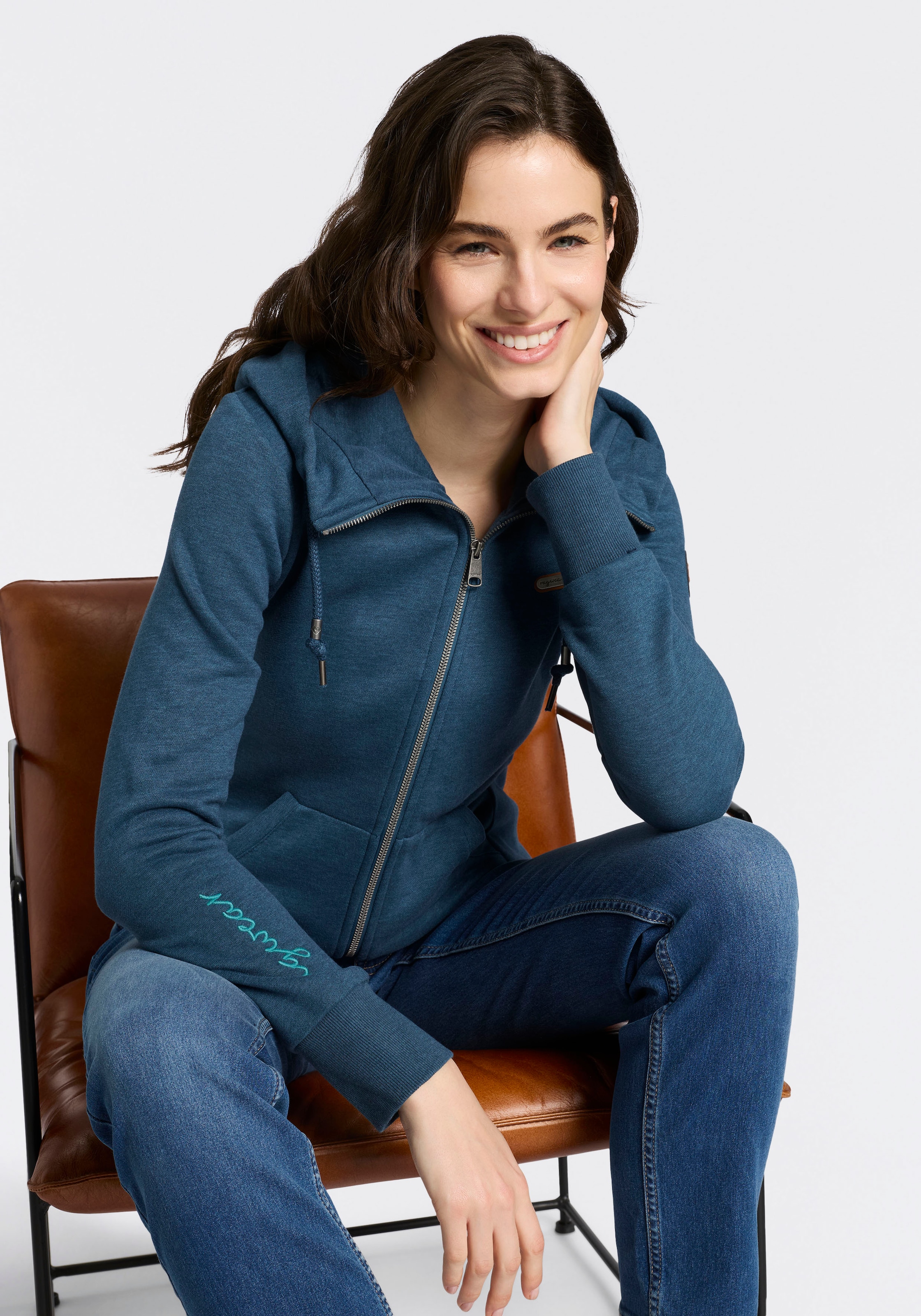Ragwear Sweat à capuche »NESKIA ZIP A O« avec cordon de serrage et logo sur la manche
