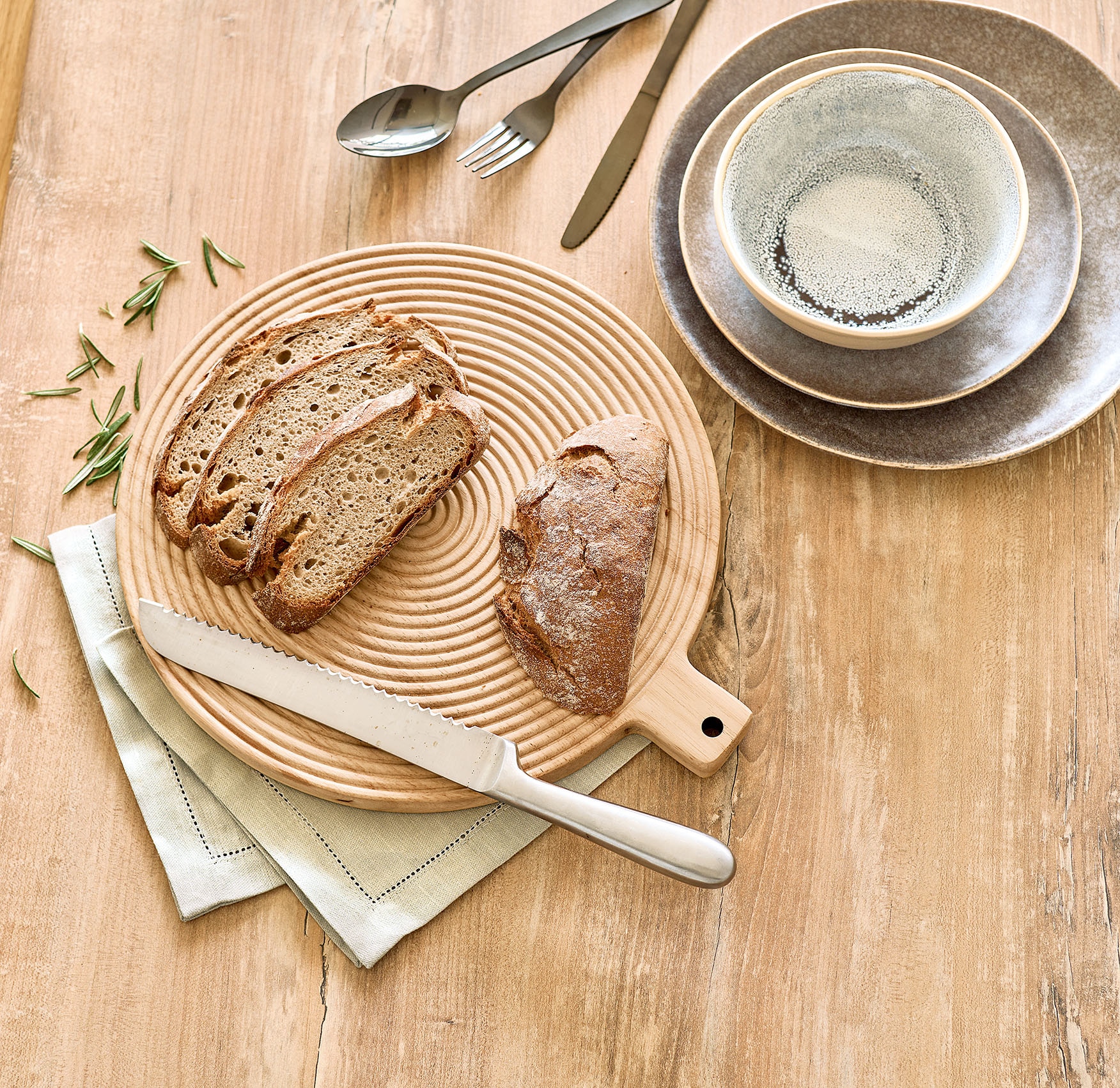 Zeller Present Planche à découper »Schneidebrett m. Griff "Stripes", Gummibaum« Modernes Rillenmuster