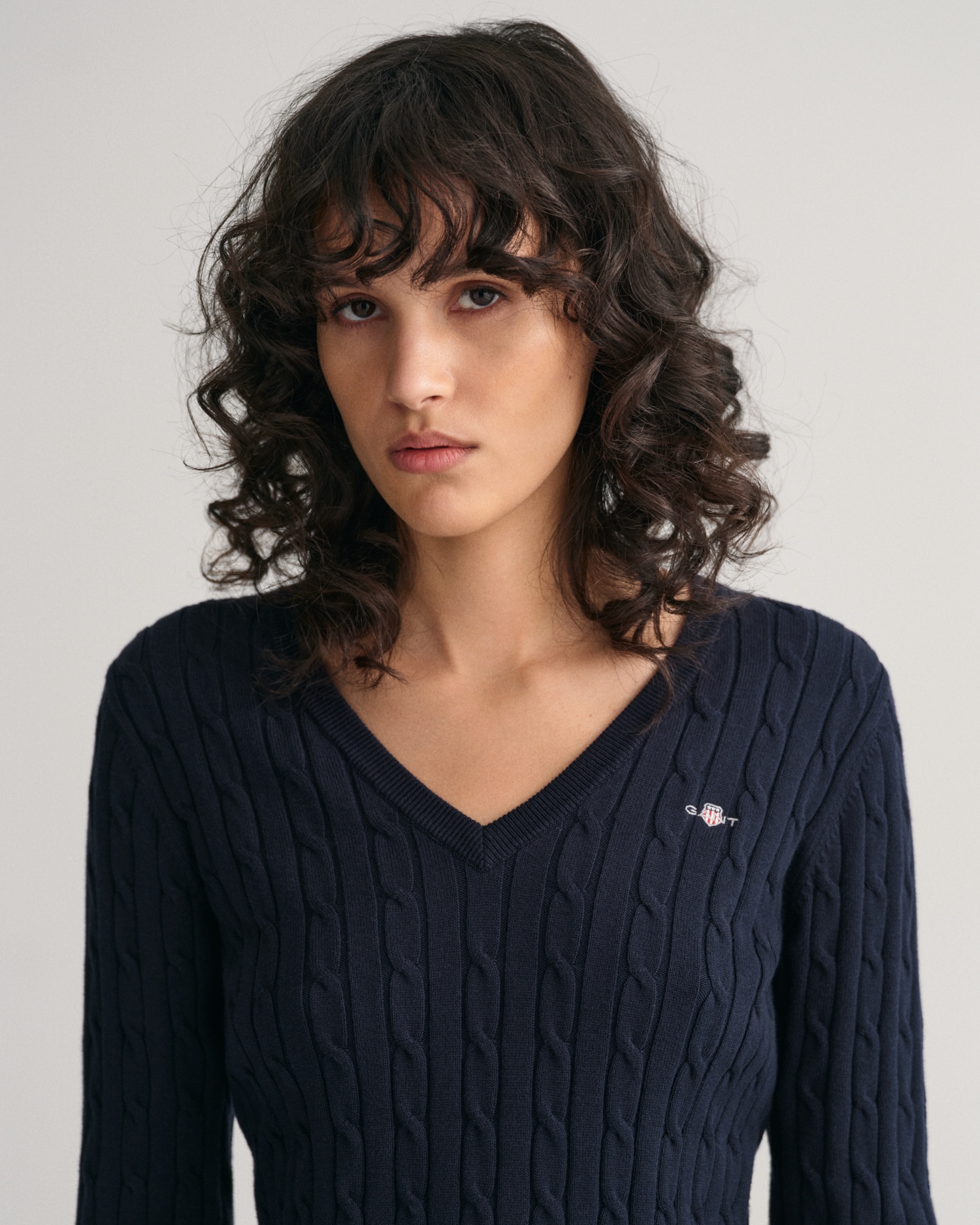 Gant Pull en tricot »STRETCH COTTON CABLE V-NECK« mit Logostickerei auf der Brust