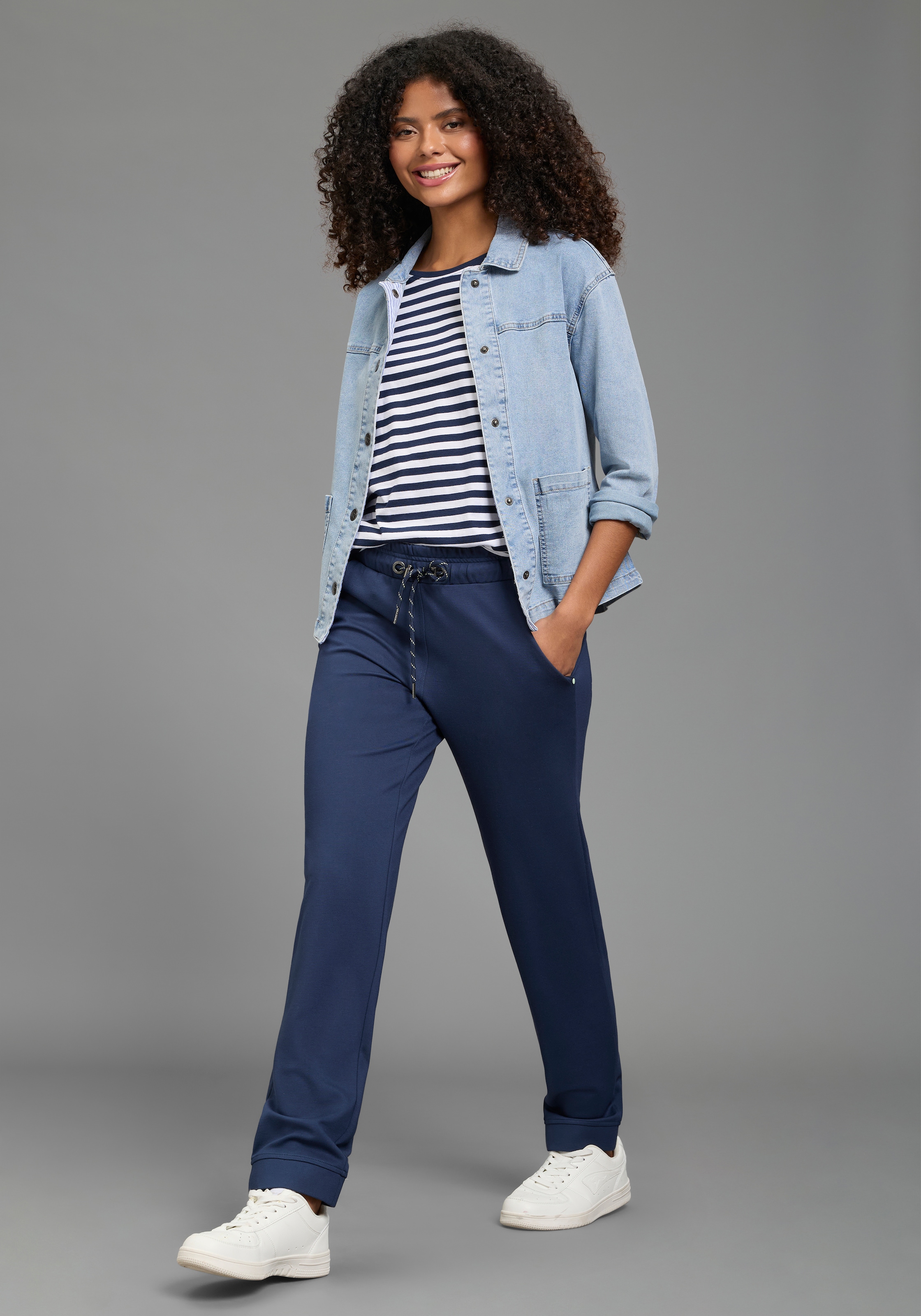 AJC Shirt à col rond figurumspielende Passform, Rundhalsausschnitt mit Blende