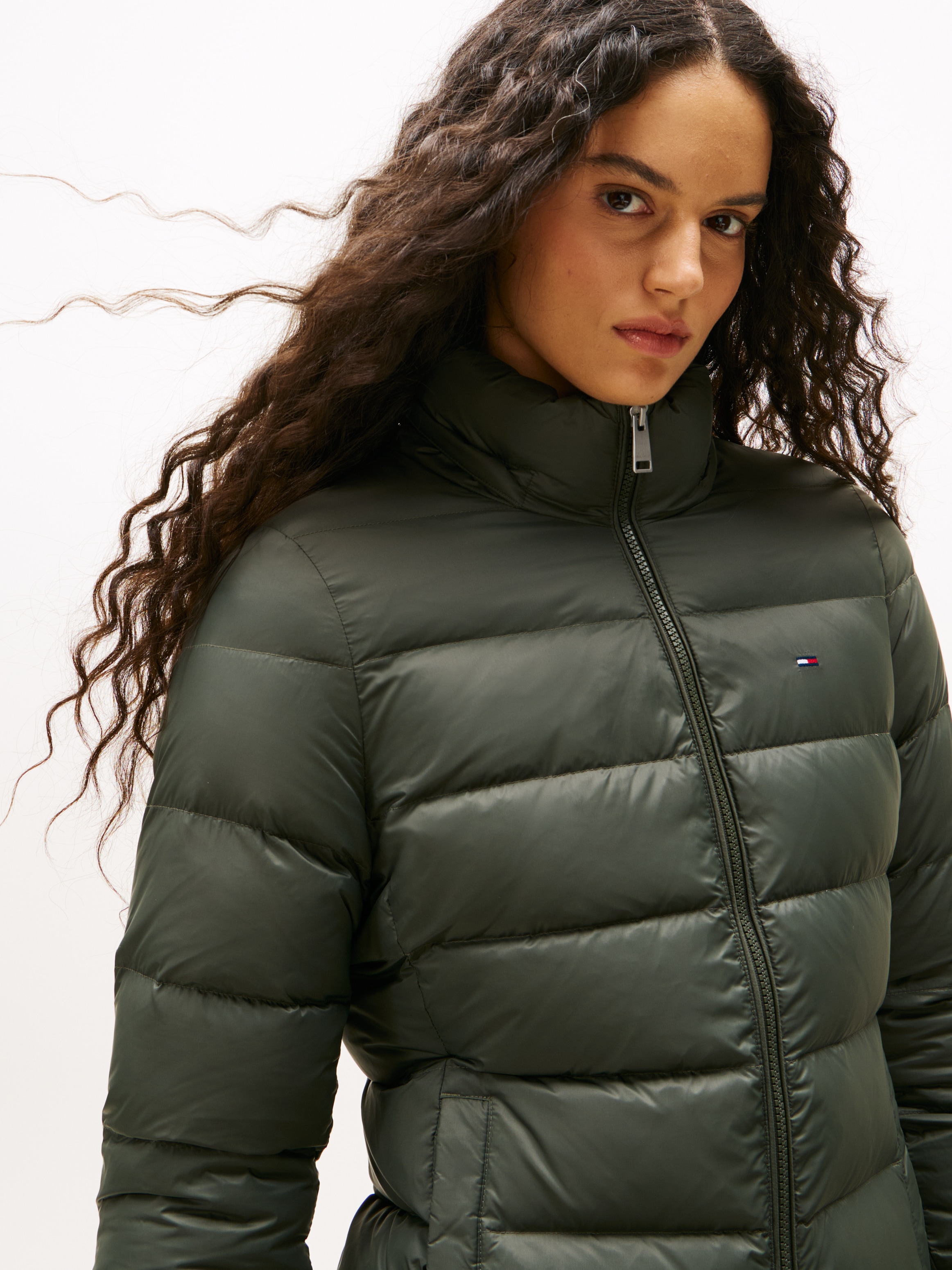 Tommy Jeans Manteau matelassé »TJW ESSENTIAL HOODED DOWN COAT« mit Fellimitat, Logostickerei