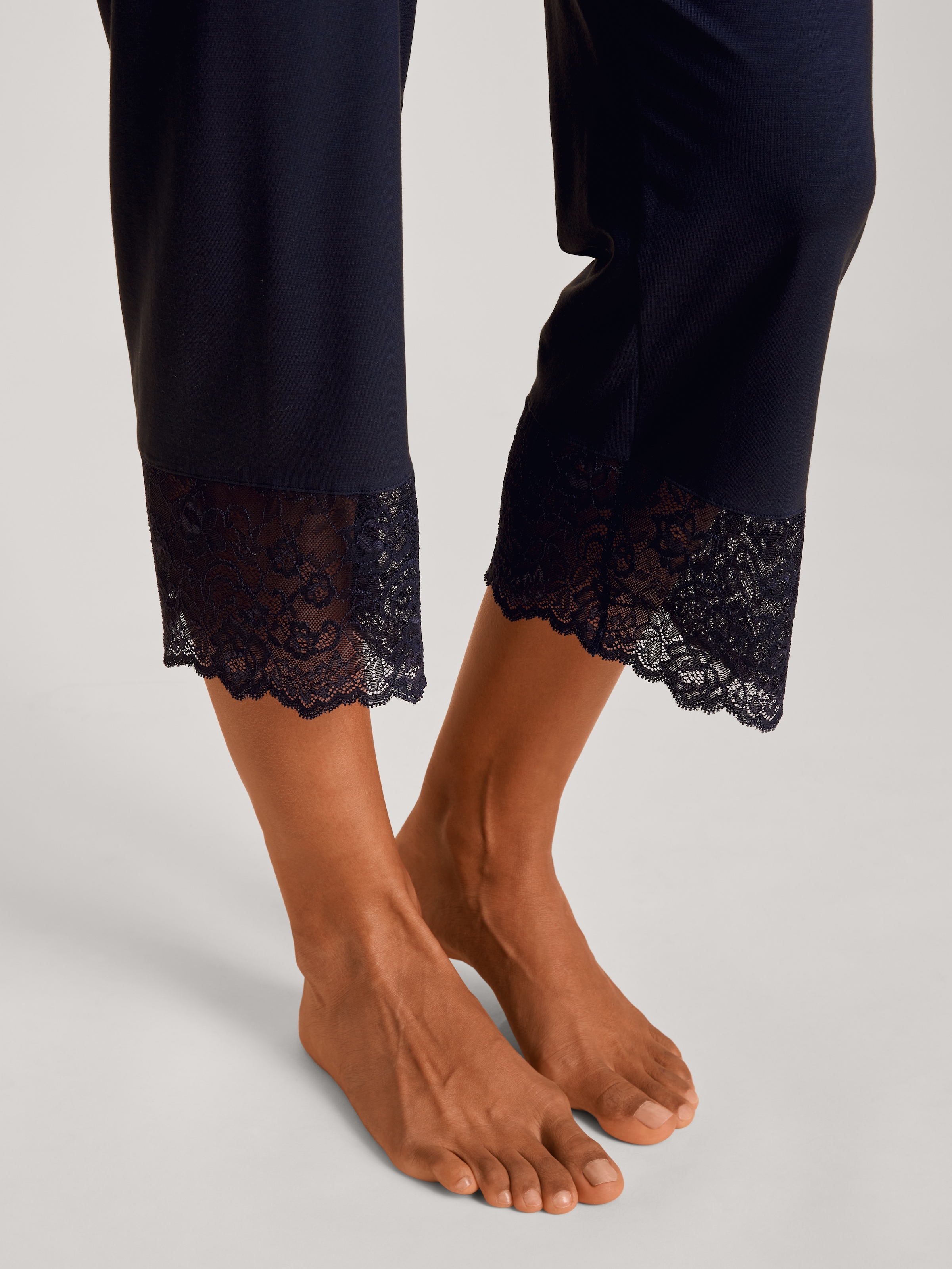 CALIDA Schlafanzug »Elegant Dreams« 2 tlg. Spitzenbesatz, V-Ausschnitt, Single Jersey Qualität, elastisch