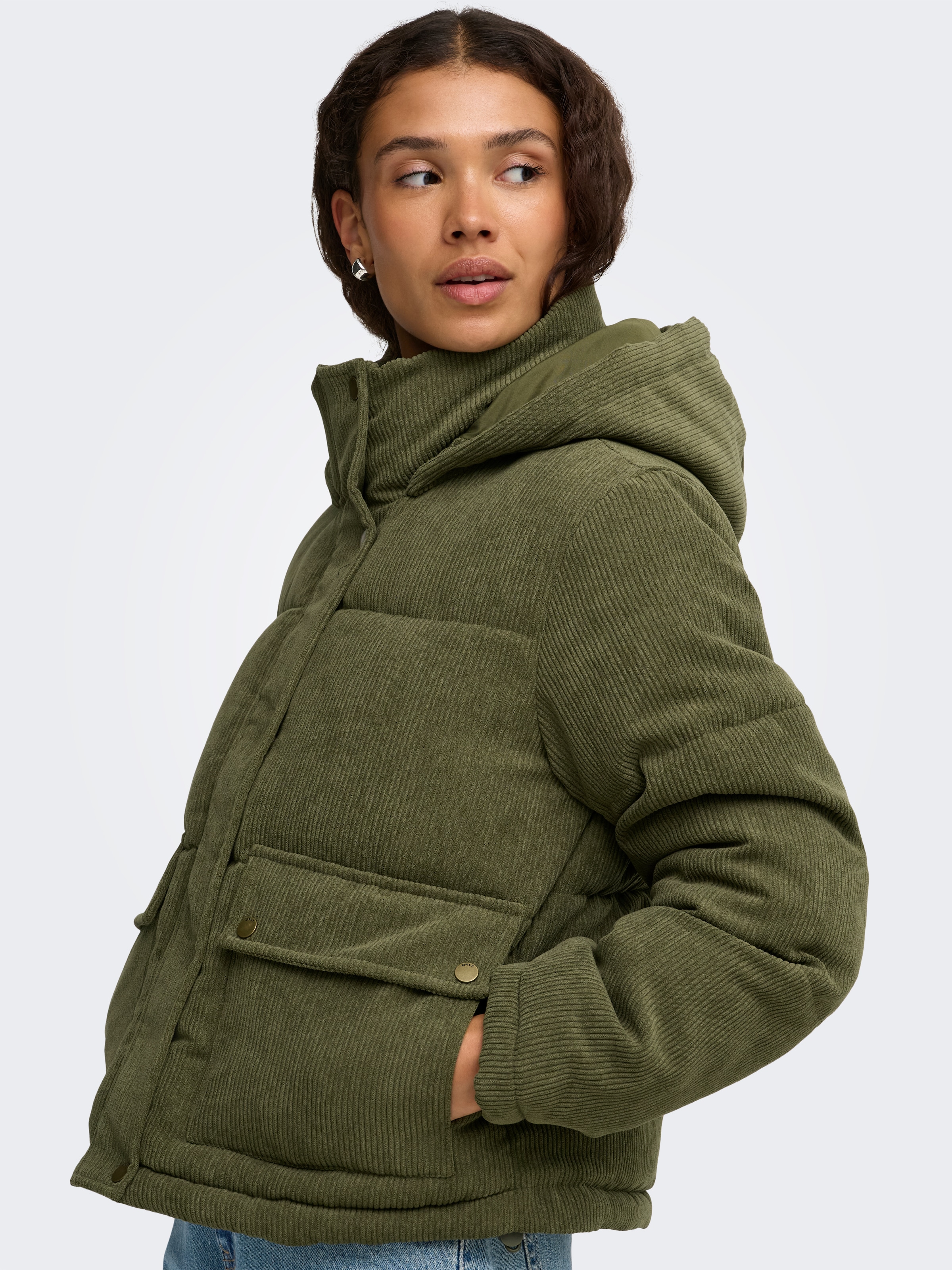 ONLY Veste matelassée »ONLZAHARA CORDUROY PUFFER CC OTW« avec capuche fibre synthétique