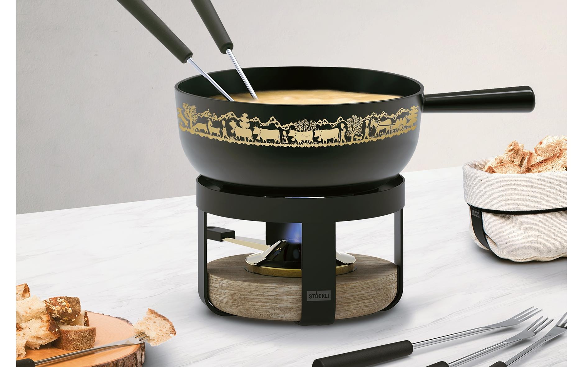 Stöckli Fondue »Pilatus 8 Teile« Traditionelles Gusseisen-Fondue-Set mit Alp-Dekor und Holz-Rechaud