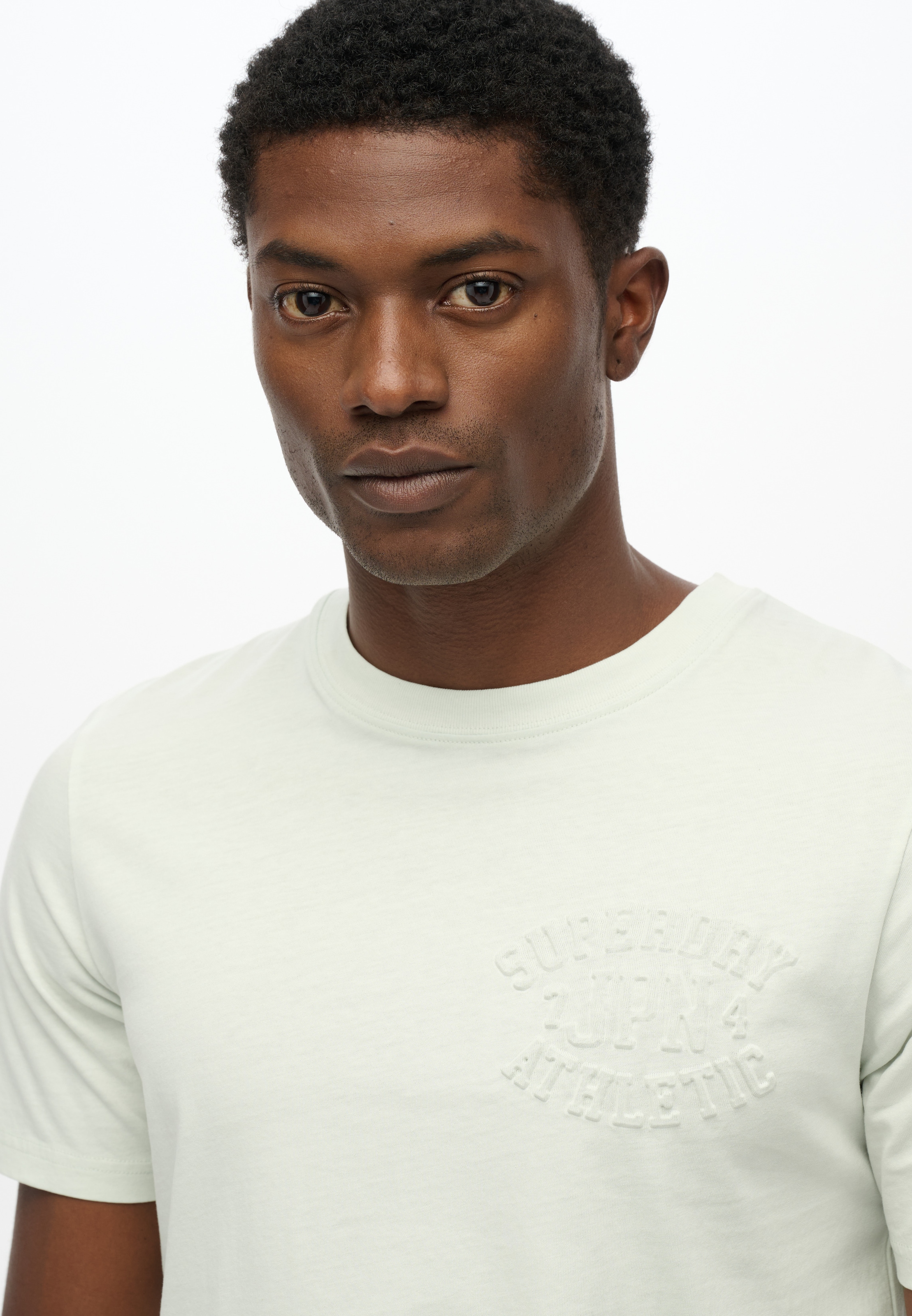 Superdry Rundhalsshirt »ATHLETIC EMBOSS RELAXED TEE«
