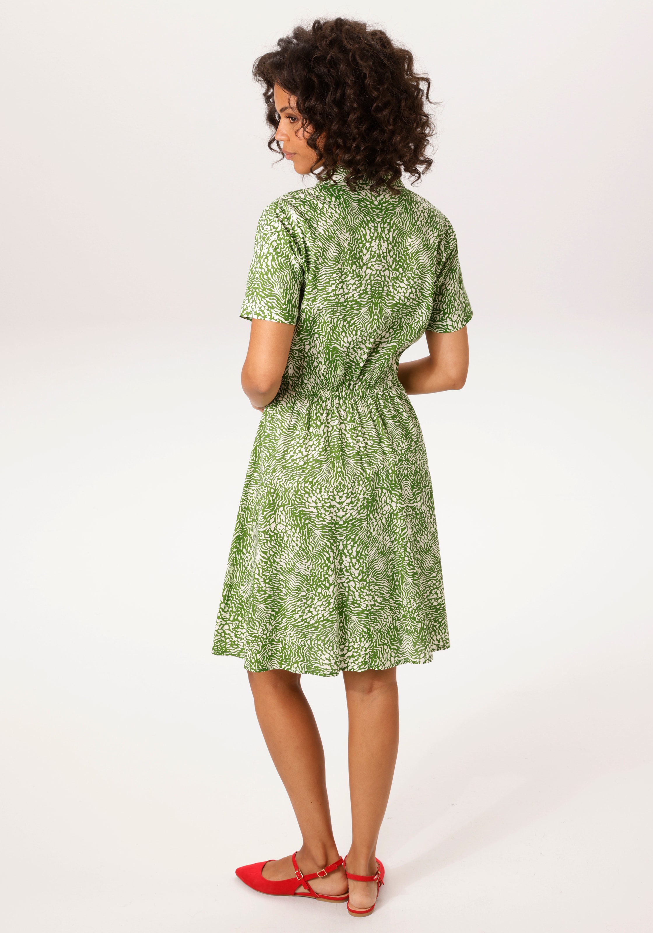 Aniston CASUAL Robe d'été mit fantasievollem, grafischen Muster - NEUE KOLLEKTION