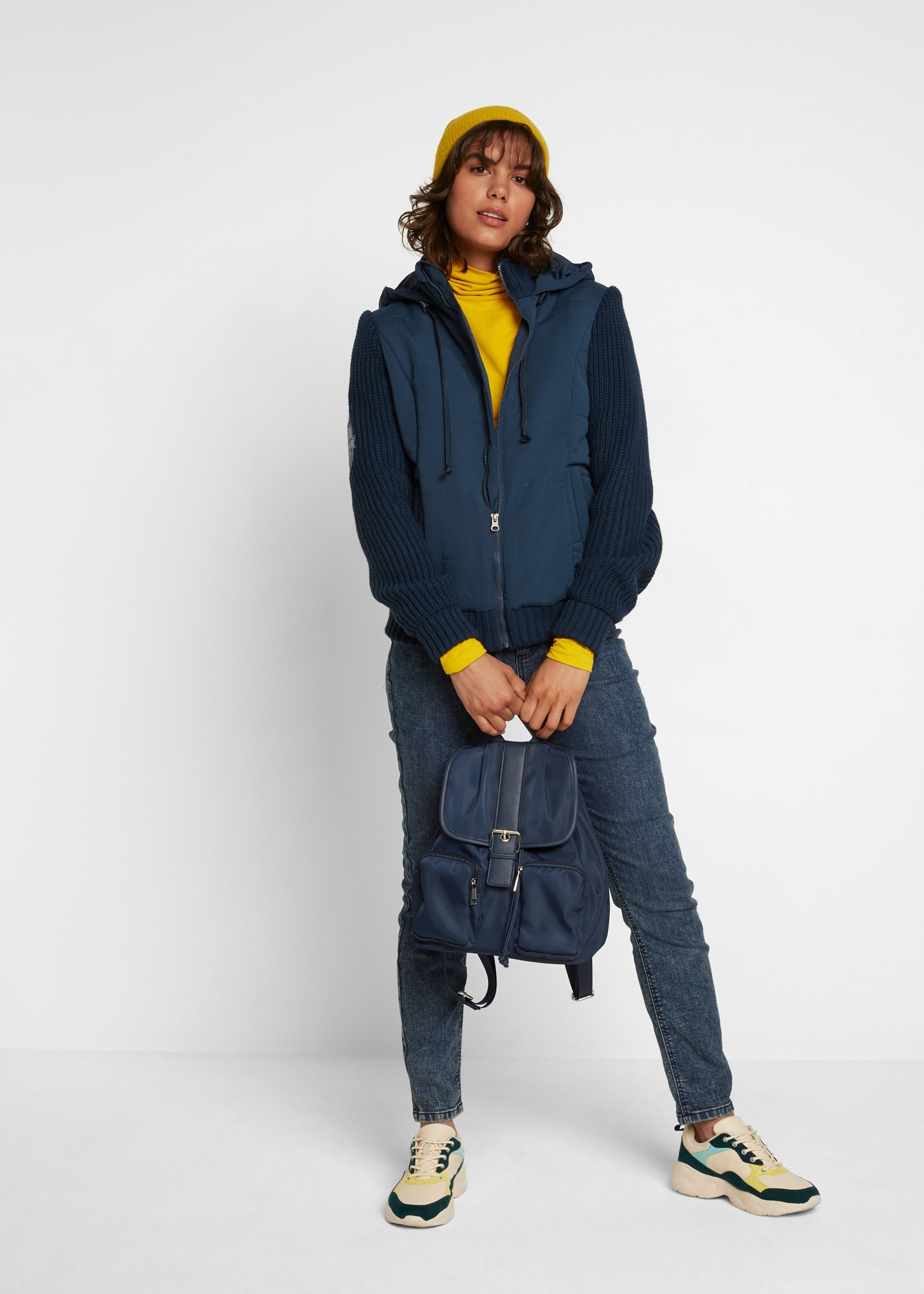 bonprix Veste courte mit Kapuze figurumspielende Passform, mit Strickärmeln und Kapuze