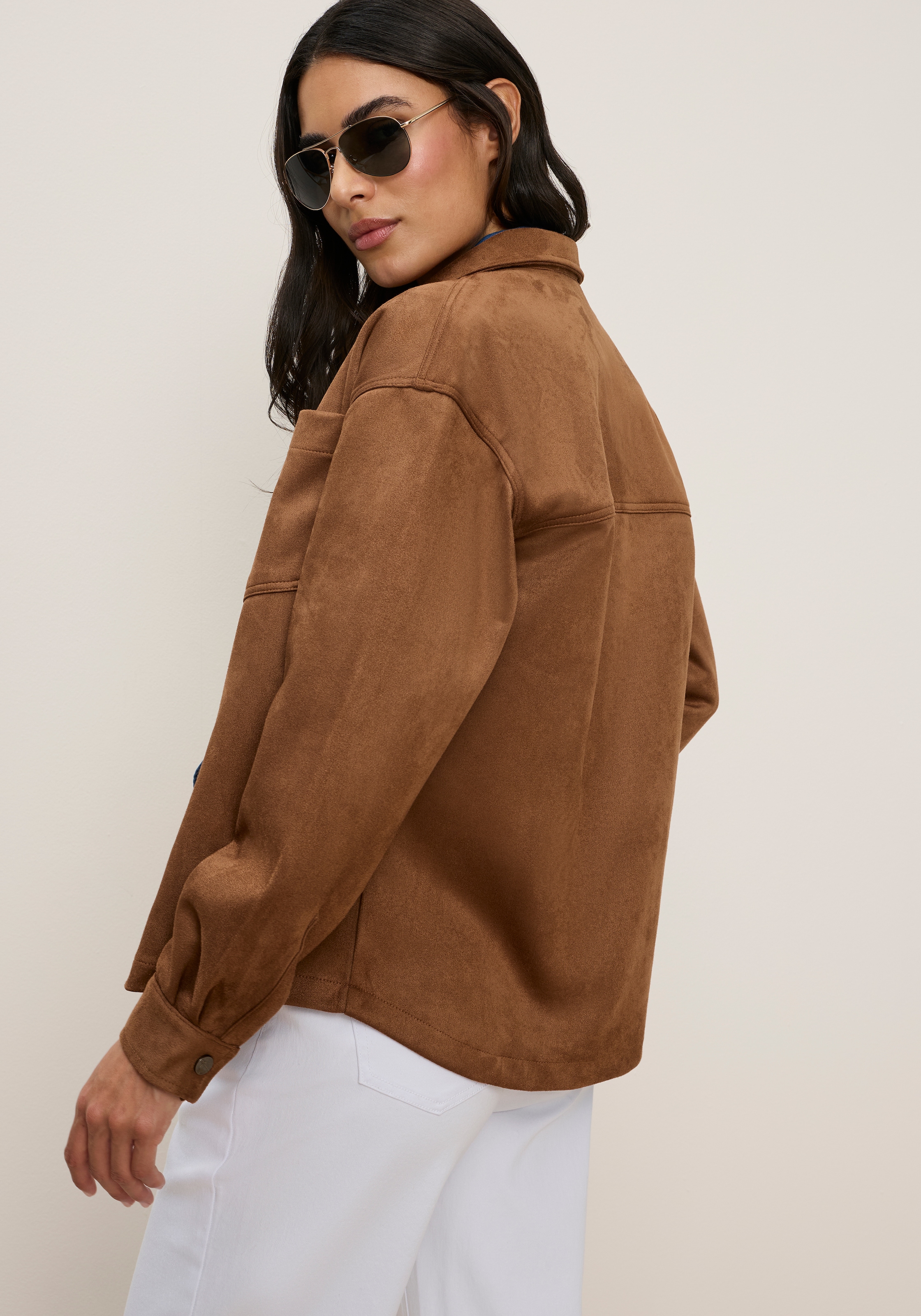 Tamaris Veste chemise »aus weichem Veloursleder-Imitat« Longueur couvrant les hanches, avec patte de boutonnage
