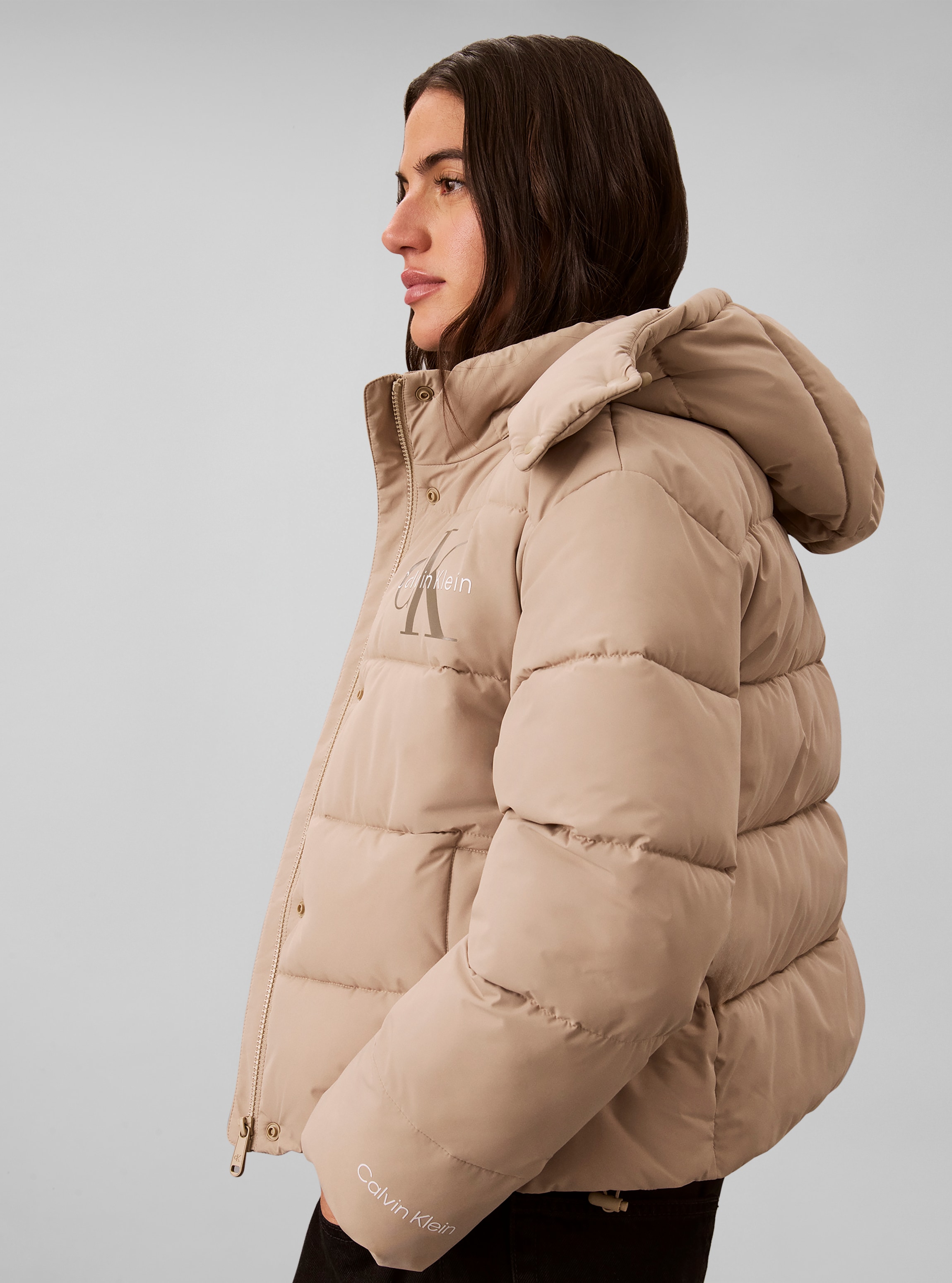 Calvin Klein Jeans Veste matelassée »MATTE MONOLOGO SHORT PUFFER« avec capuche Avec capuche, inscription logo