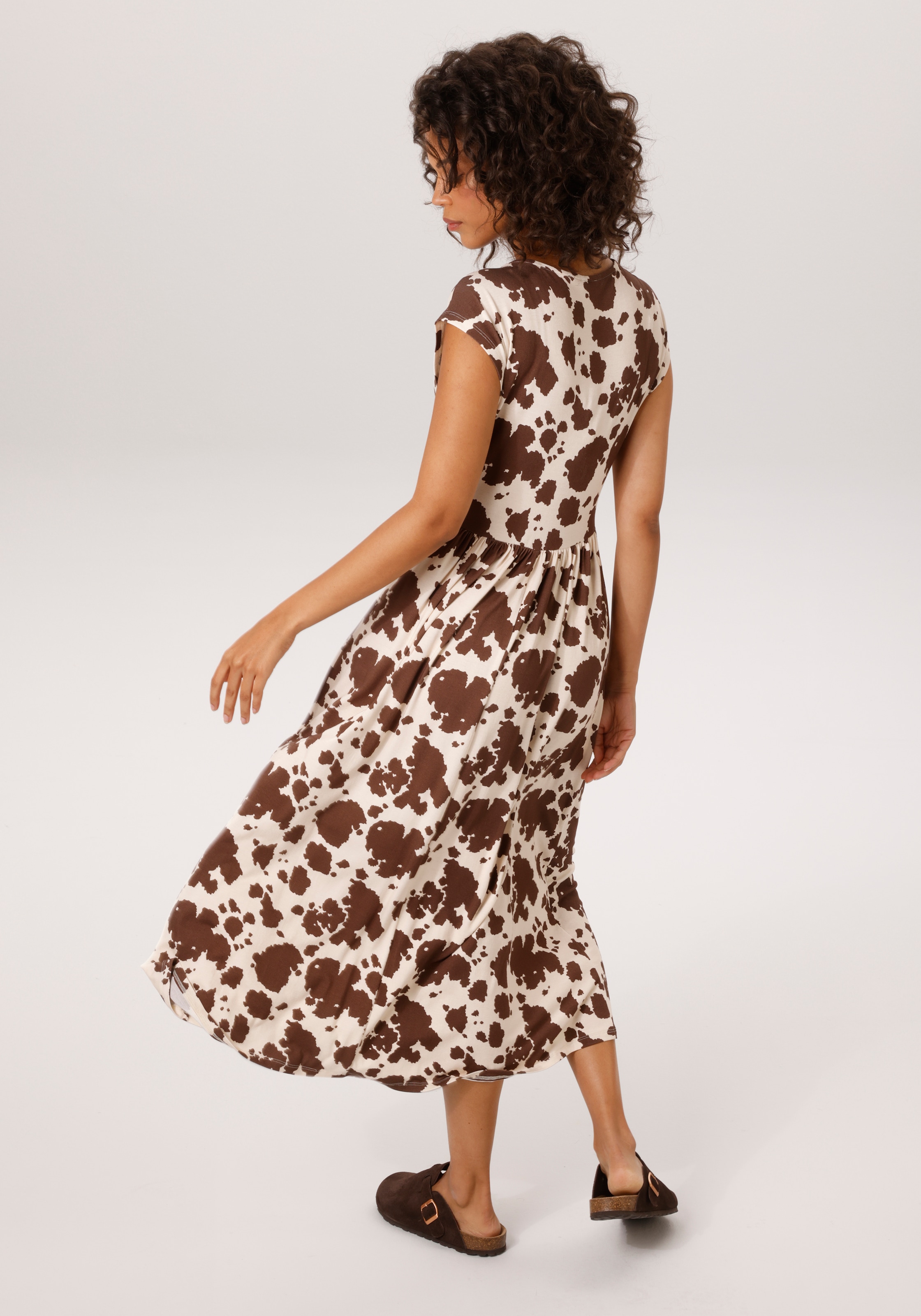 Aniston CASUAL Robe d'été mit topaktuellen Kuh-Flecken - jedes Teil ein Unikat - NEUE KOLLEKTION