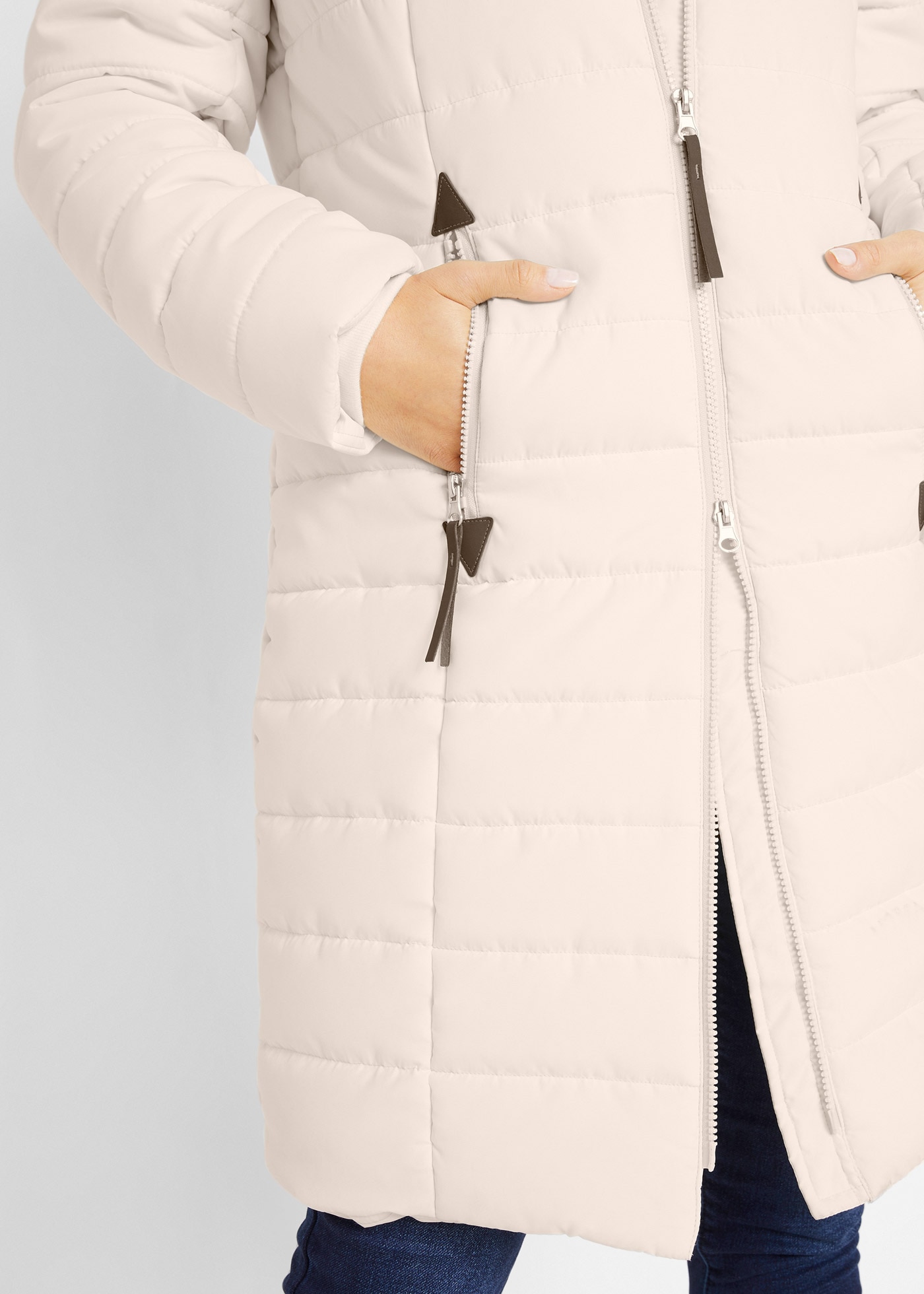 bonprix Steppmantel »Steppmantel, 2-in-1 Optik« mit Lederimitat Zeichen am Ärmel, mit Kapuze und Stehkragen