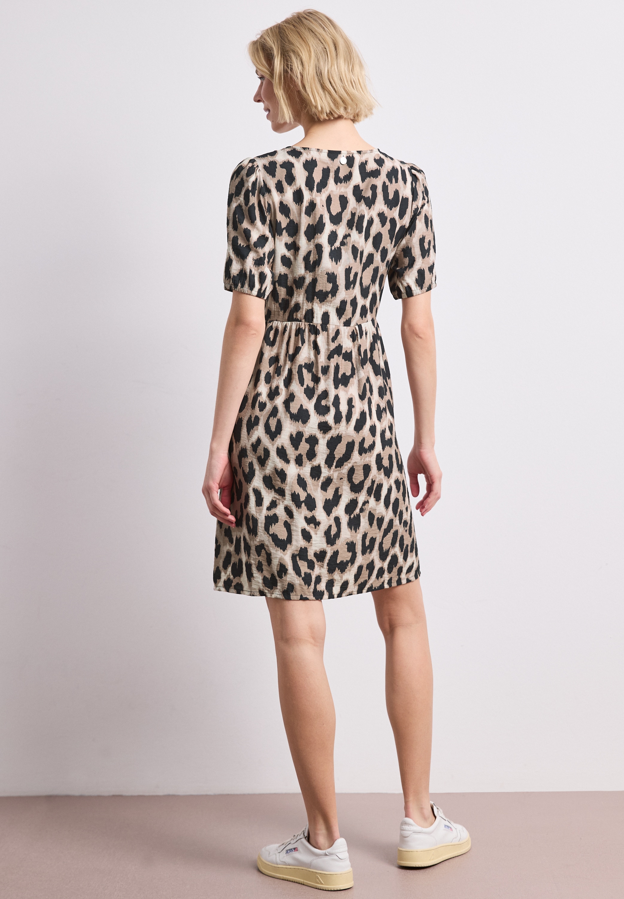STREET ONE Sommerkleid Ohne Taschen Sommerkleid mit Split Neck und Allover-Print/Blätter-Design
