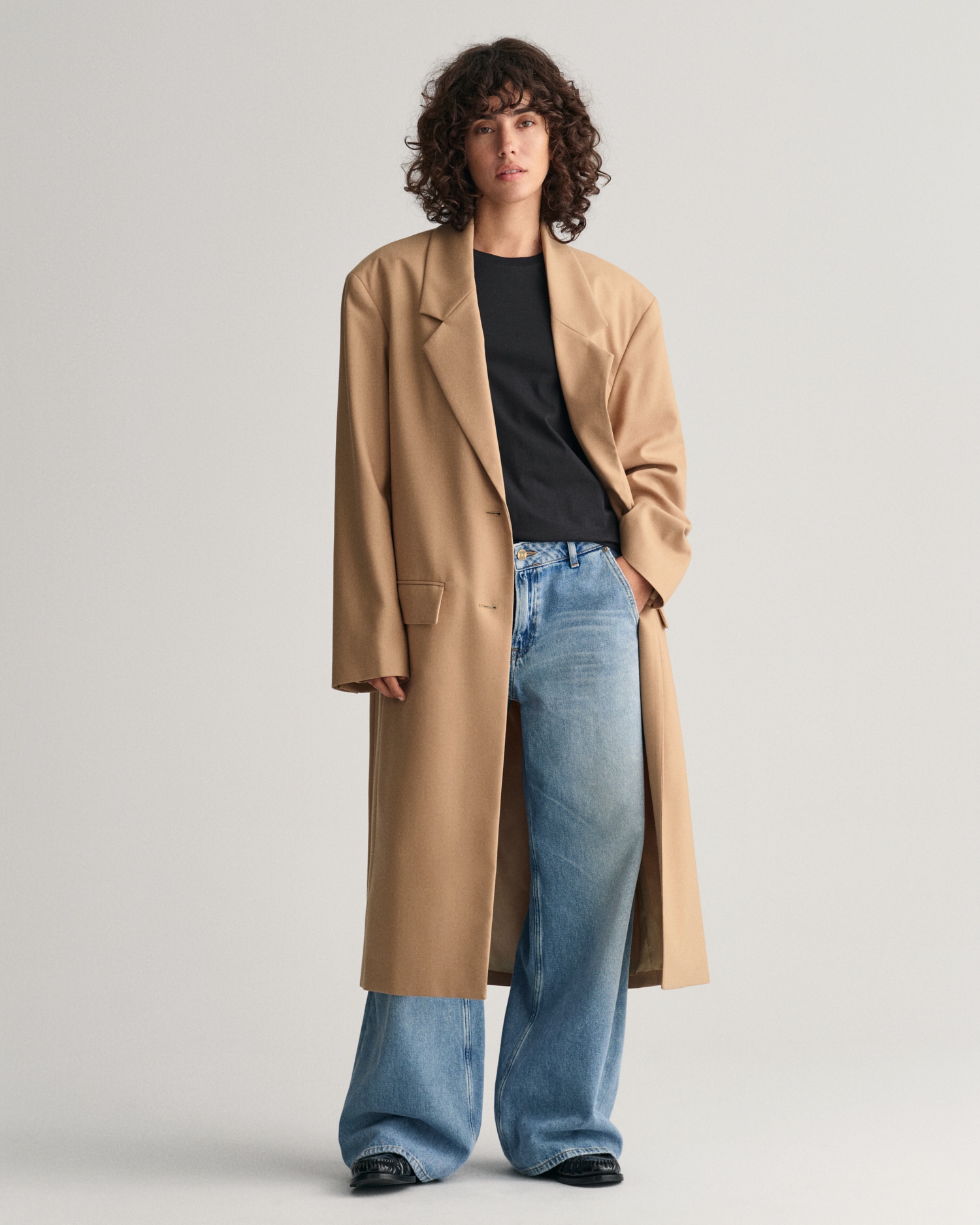 Gant T-Shirt »REG SHIELD KA T-SHIRT« mit einer kleinen aufgestickten Wappen-Grafik auf der Brust